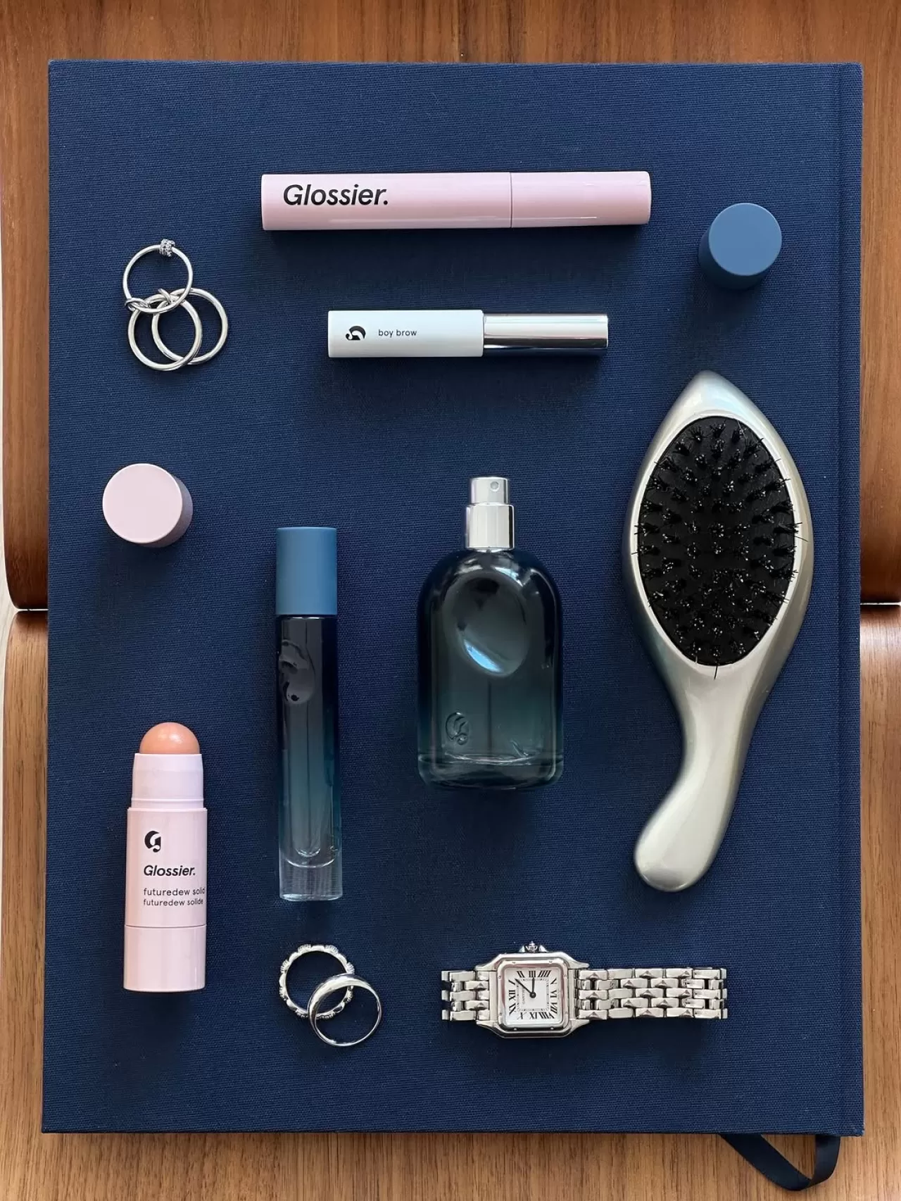 Glossier'ın Sosyal Medya Stratejisi: 'Soie' ile Flatlay Estetiği