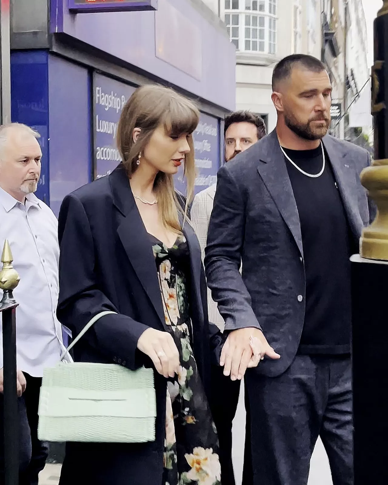 Taylor Swift ve Travis Kelce Londra'da Romantik Akşam Yemeğinde Görüldü