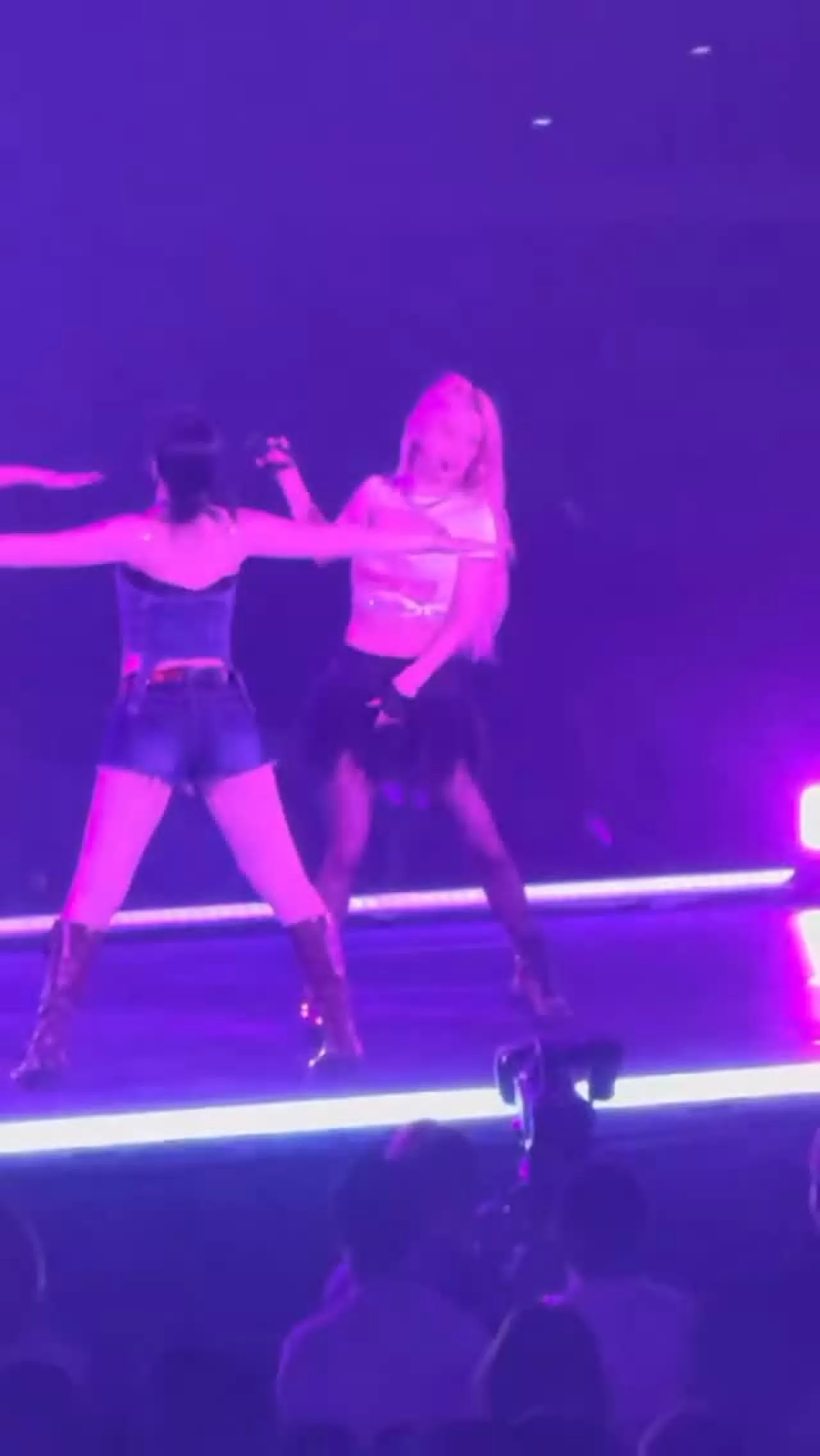 ITZY'nin Hwang Yeji, Bel Fıtığına Rağmen Japonya Sahnesinde