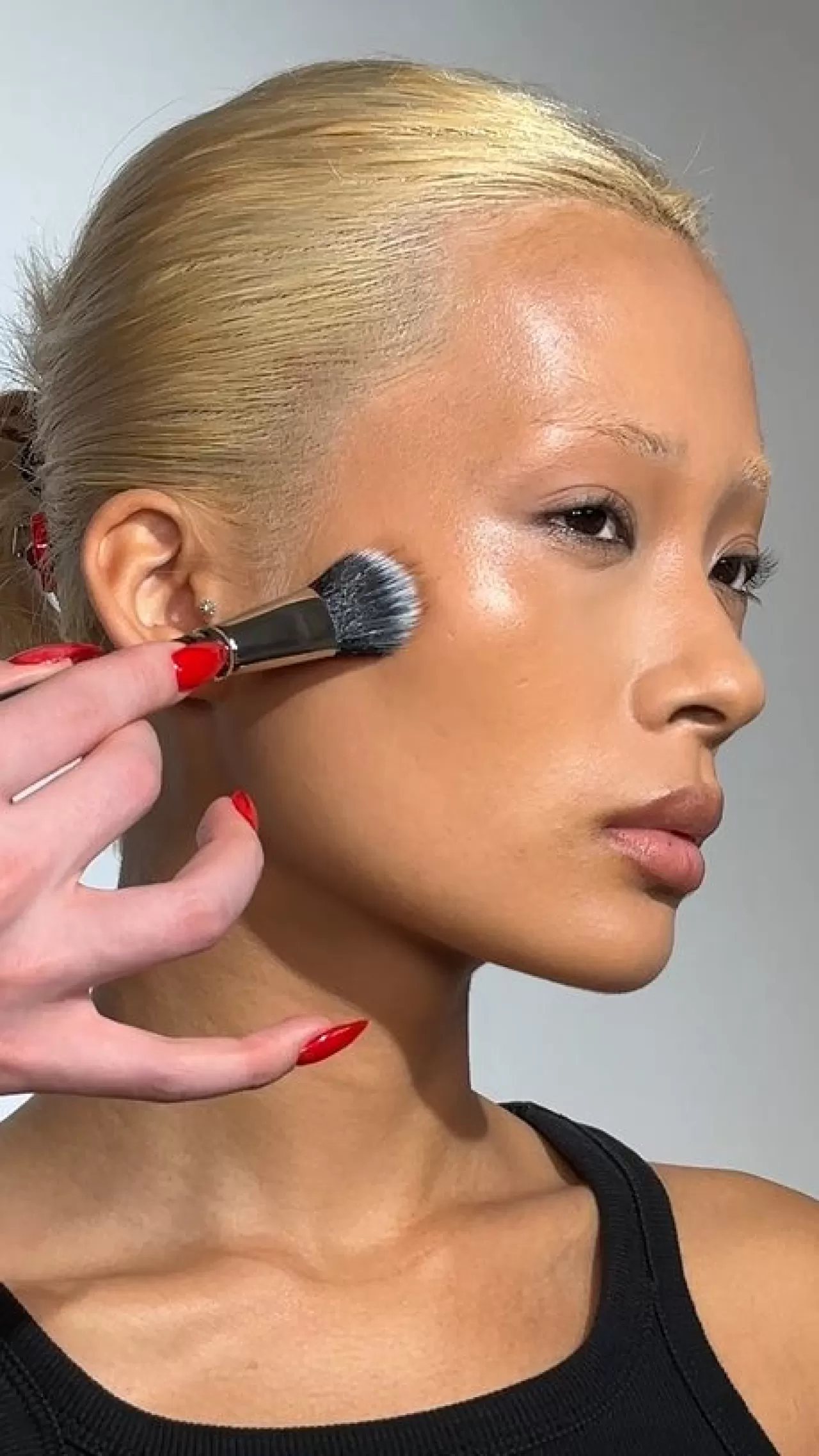 MAC Cosmetics, Işıltılı Bronzlaştırıcı Ürününü Satışa Sundu