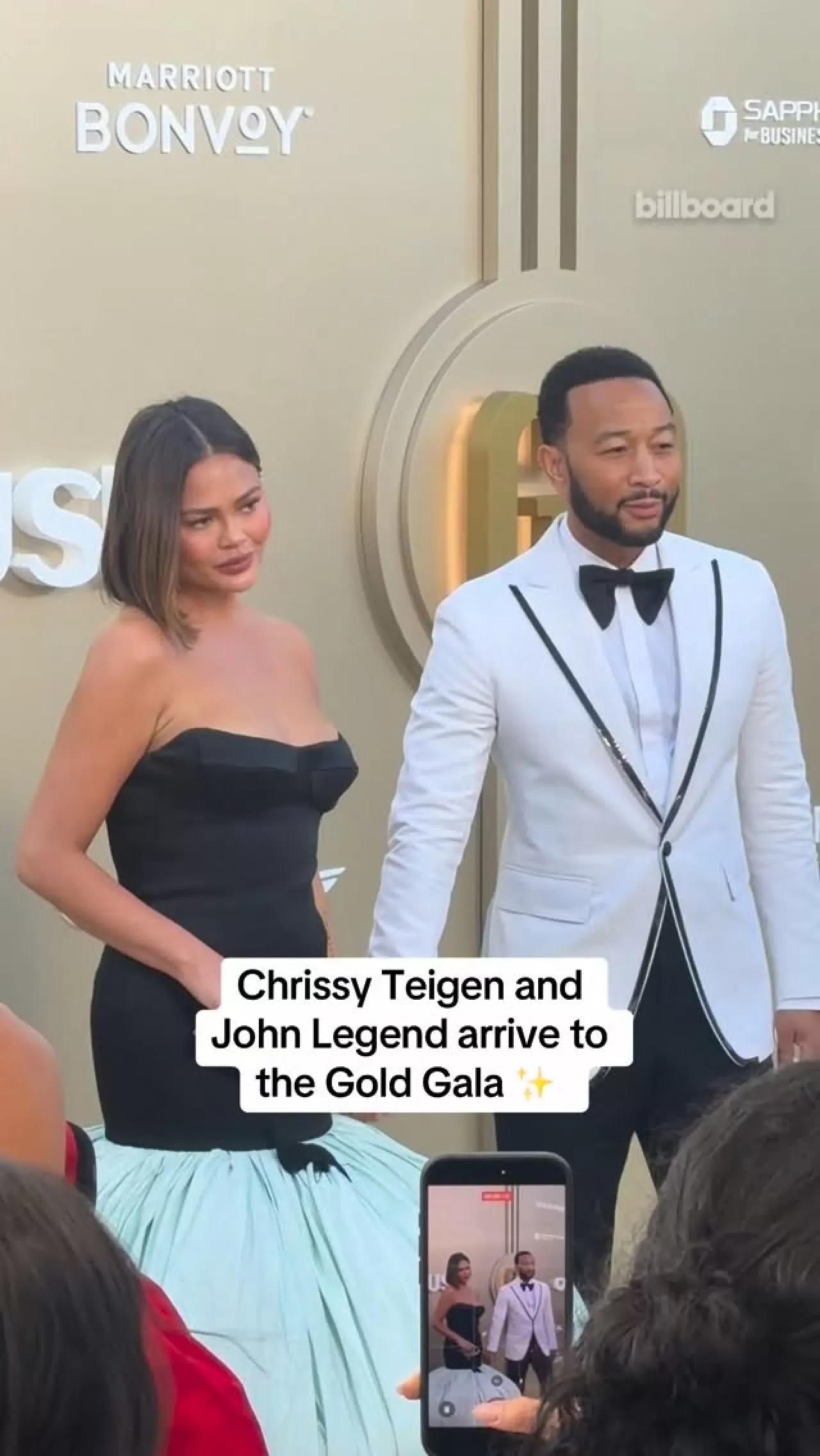 Chrissy Teigen ve John Legend'den Gold Gala'da Romantik Buluşma