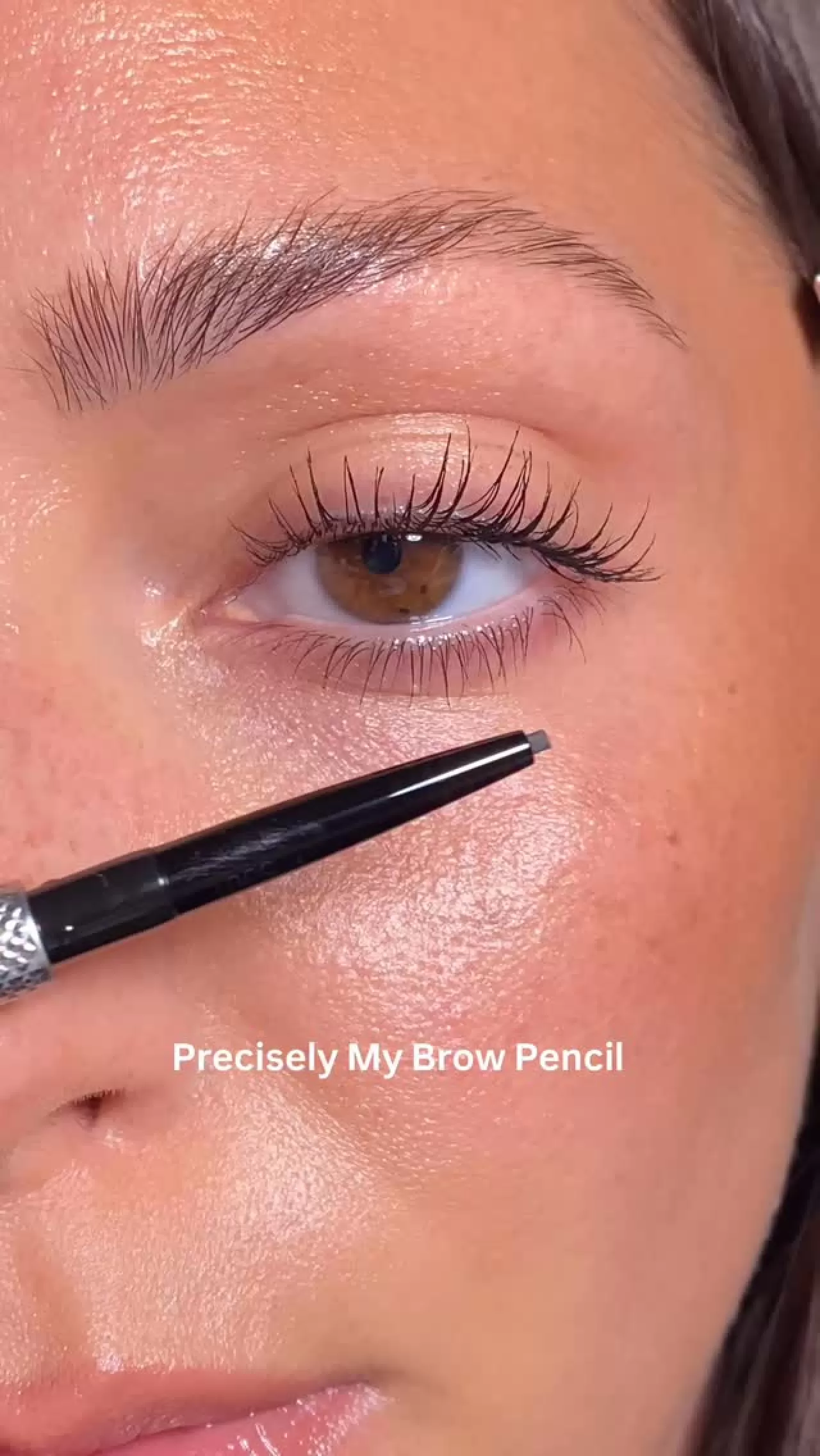 Benefit Cosmetics ve Whitney Shepherd'dan Kaş Estetiği İş Birliği
