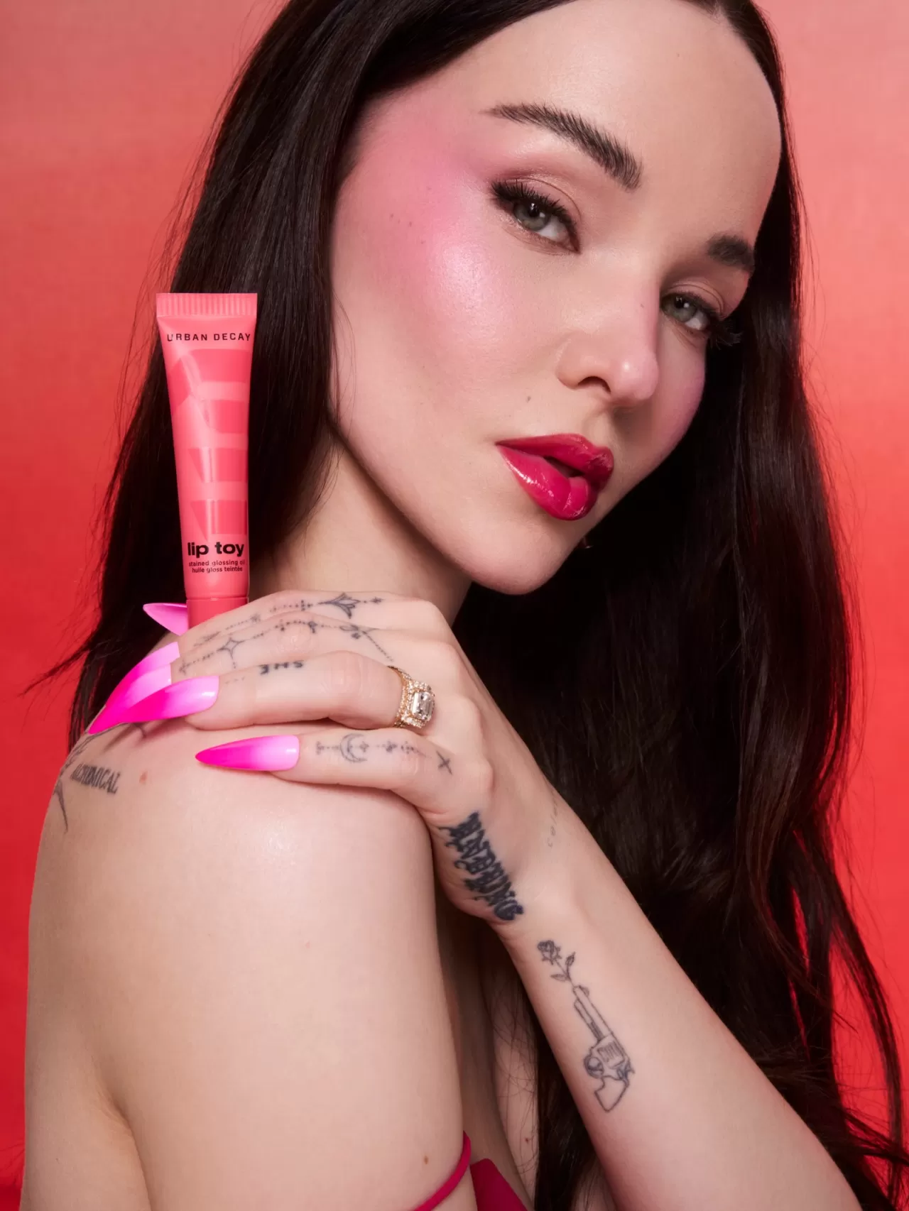 Dove Cameron'ın Urban Decay 'Lip Toy' Ruj İle İkonik Görünümü
