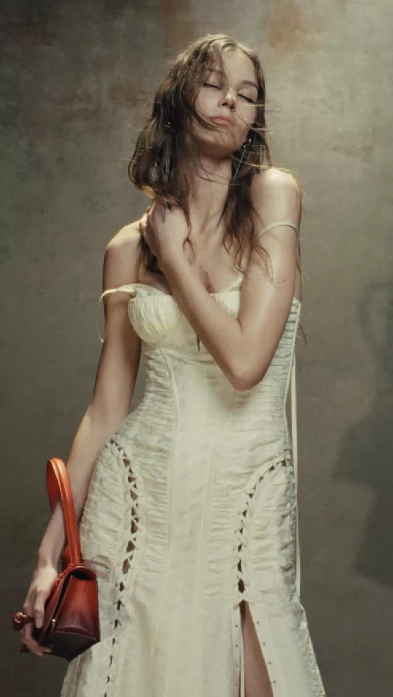 Alexander McQueen SS2026: İpek Naylon ve Korse Detayları