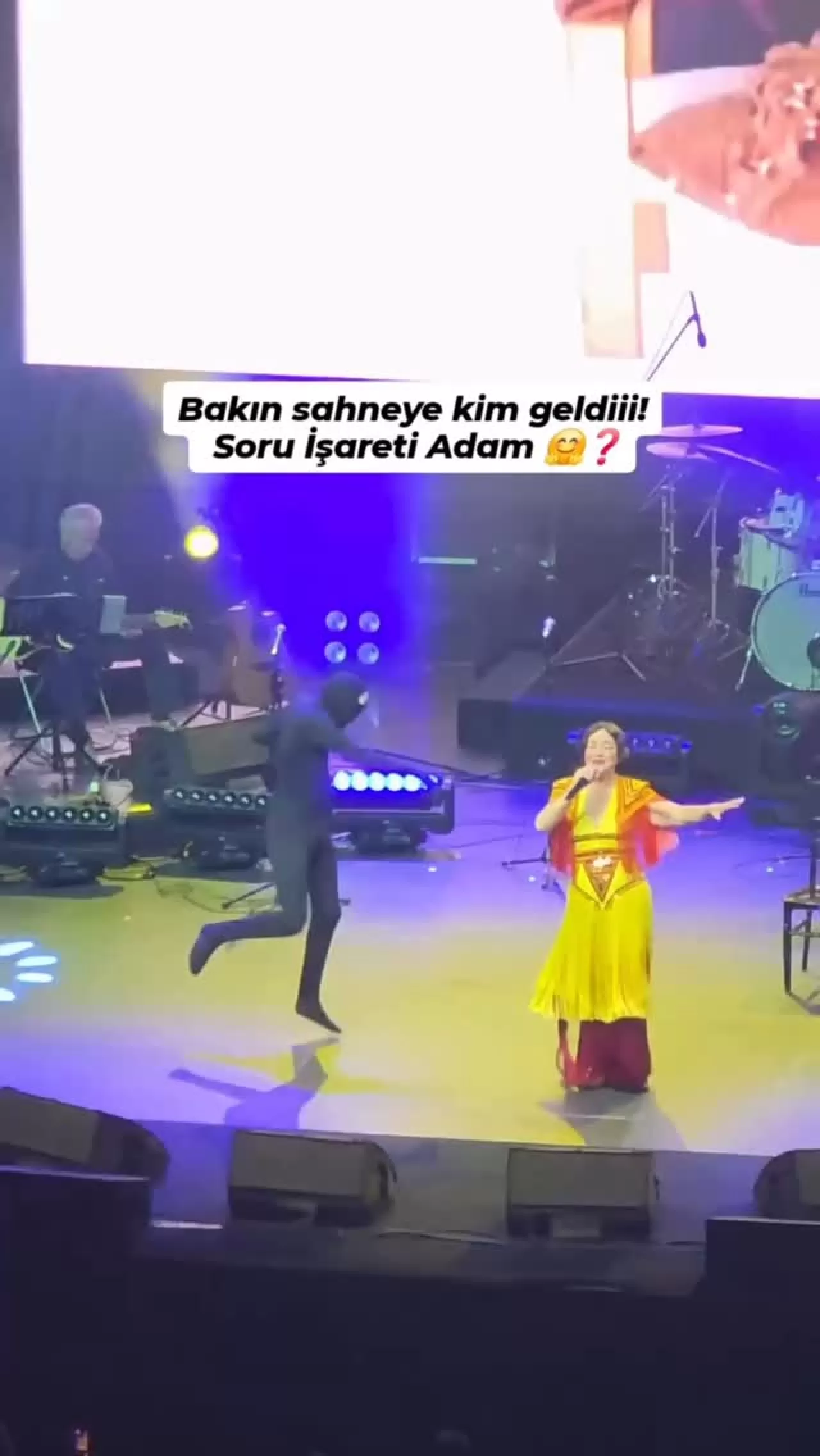 Nazan Öncel ve Eski Dostu Sahnede Buluştu: 20 Yıl Sonra Duygusal Buluşma