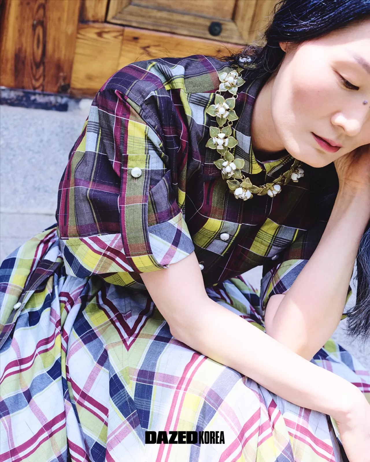Kim Yeyoung, Sessiz Bir Seul'de Chanel'in İkonik Stilini Sergiliyor