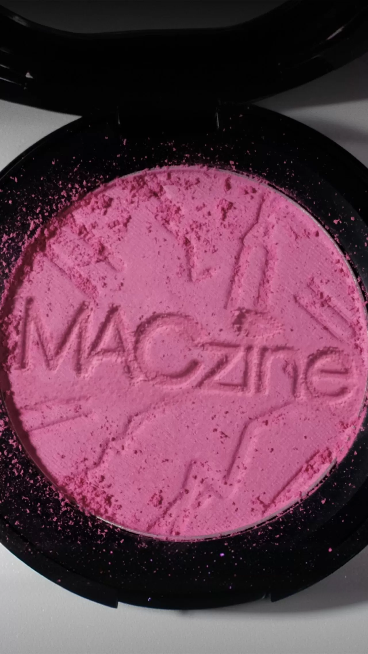 MAC'ın Blush Tekniği ve Ünlü Sanatçısı: Yeni MACzine Lansmanı