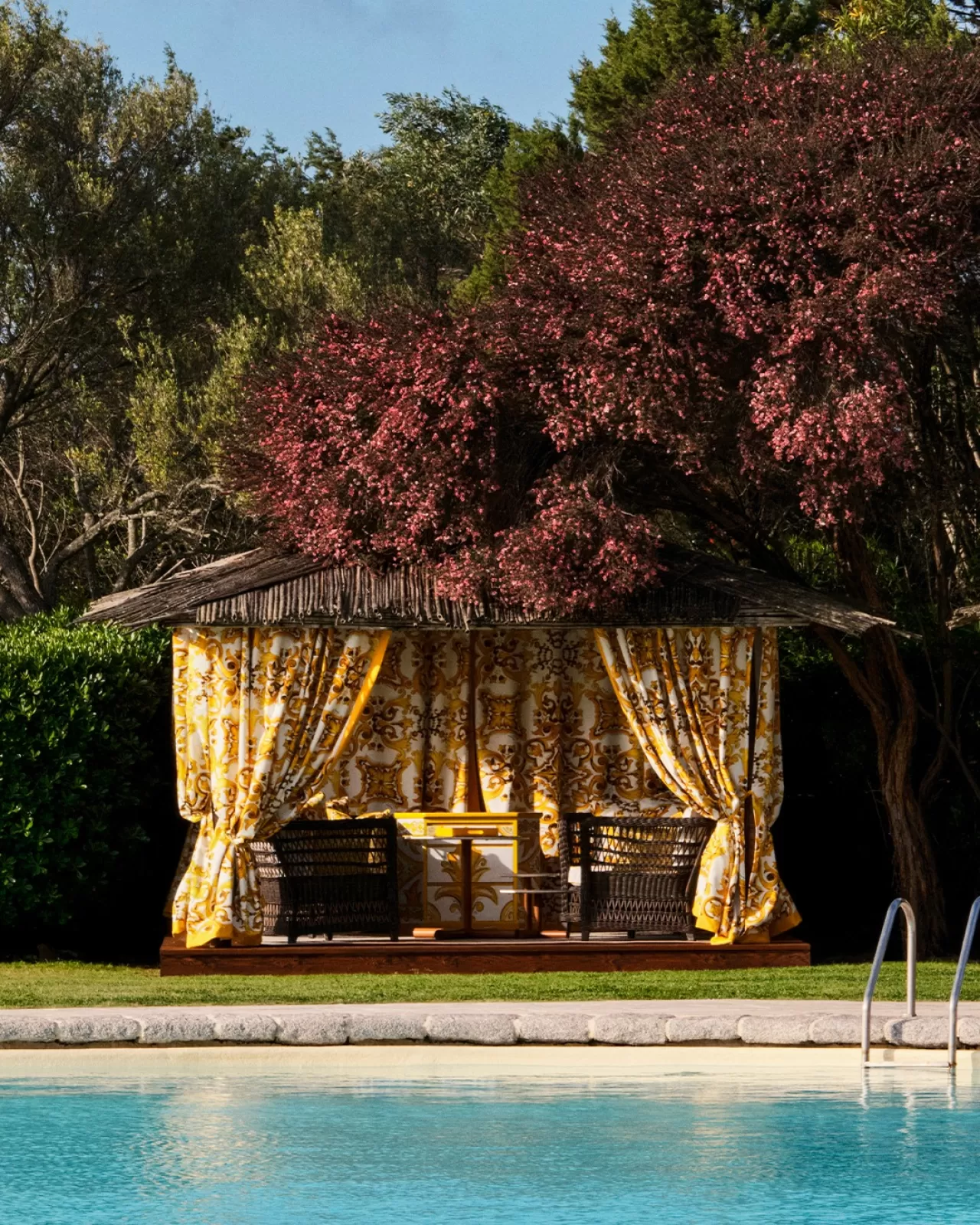 Dolce&Gabbana'nın Maiolica Deseni Costa Smeralda'da Güneşi Getirdi