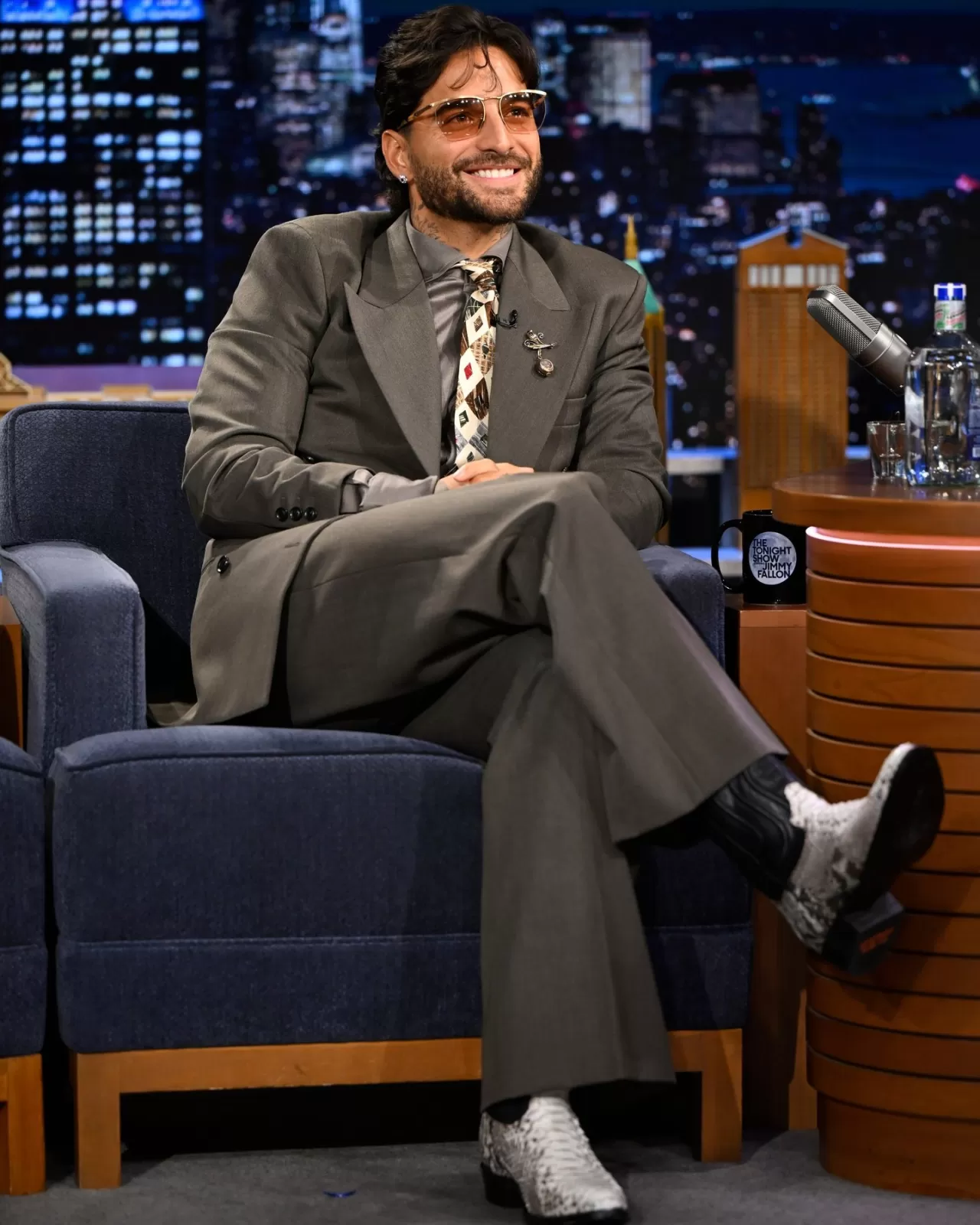 Maluma 80'lere Döndü: Jimmy Fallon'da Klasik Takımla Sahne Aldı