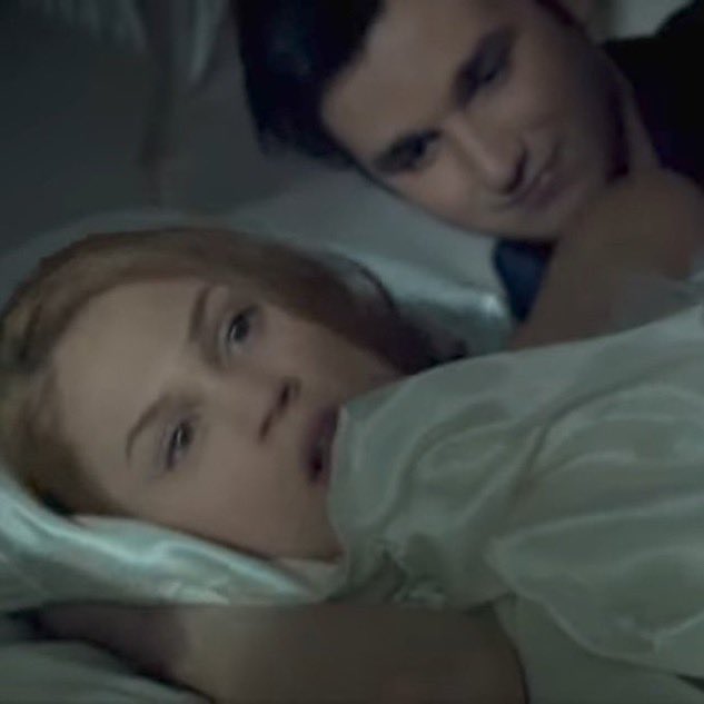 Ünlü Oyuncular Serhat Osman Karagöz ve Farah Zeynep Abdullah İkonik Sahneyi Yeniden Canlandırdı