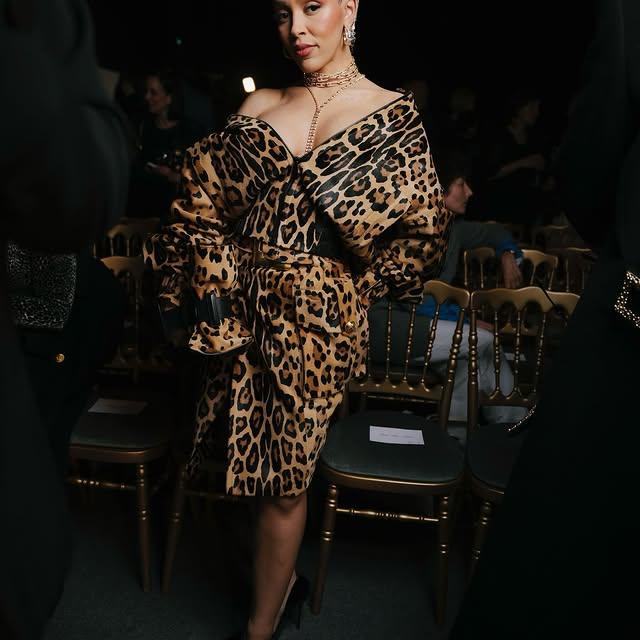 Balmain, Fall-Winter 2025 Koleksiyonunu Paris'te Sundu: Olivier Rousteing'in Arkadaşlarının Ön Sırada Yer Aldı