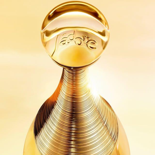 Dior J'adore Parfümünde Yeni Tasarım: İkonik Amphora Şişe Yenilendi
