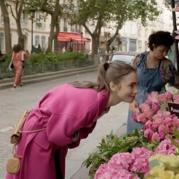Lily Collins'ten Bahar Kutlaması: Çiçek Sevgisiyle Karşıladı İlk Baharı