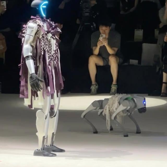 Robot Modeller, Şanghay Moda Haftası'nda Gösteri Yaptı