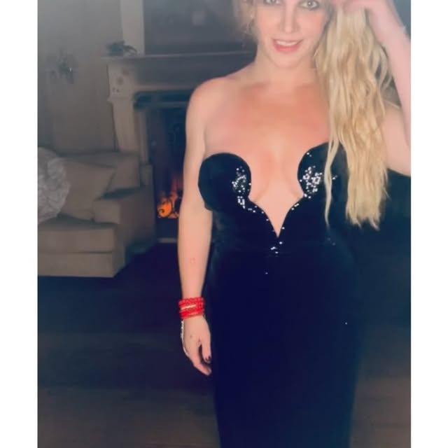 Britney Spears'ın Siyah Elbise Detaylı Fotoğrafları Sosyal Medyada Ortaya Çıktı
