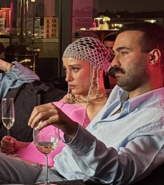 Mert Demir ve Serenay Sarıkaya'nın Yeni Görüntüsü Sosyal Medyada Yorum Yarattı