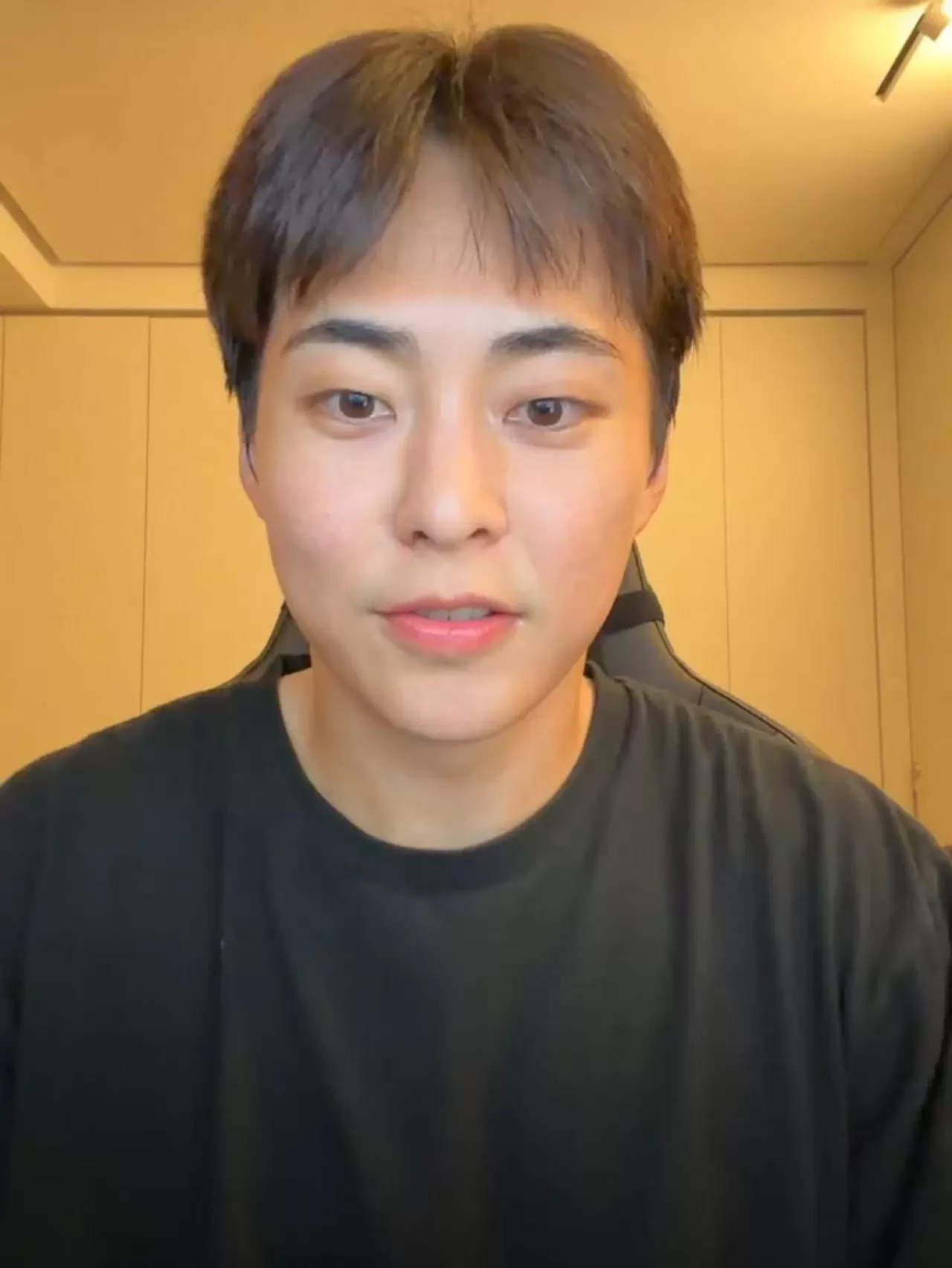 Xiumin Instagram Üzerinden Hayranlarıyla Canlı Yayınla Buluştu