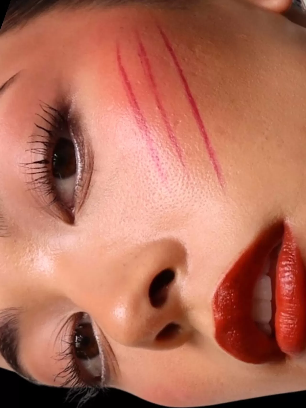 Urban Decay'dan Bad Blood Ruj Kalemi ile Öne Çıkan Cadılar Bayramı Makyajı