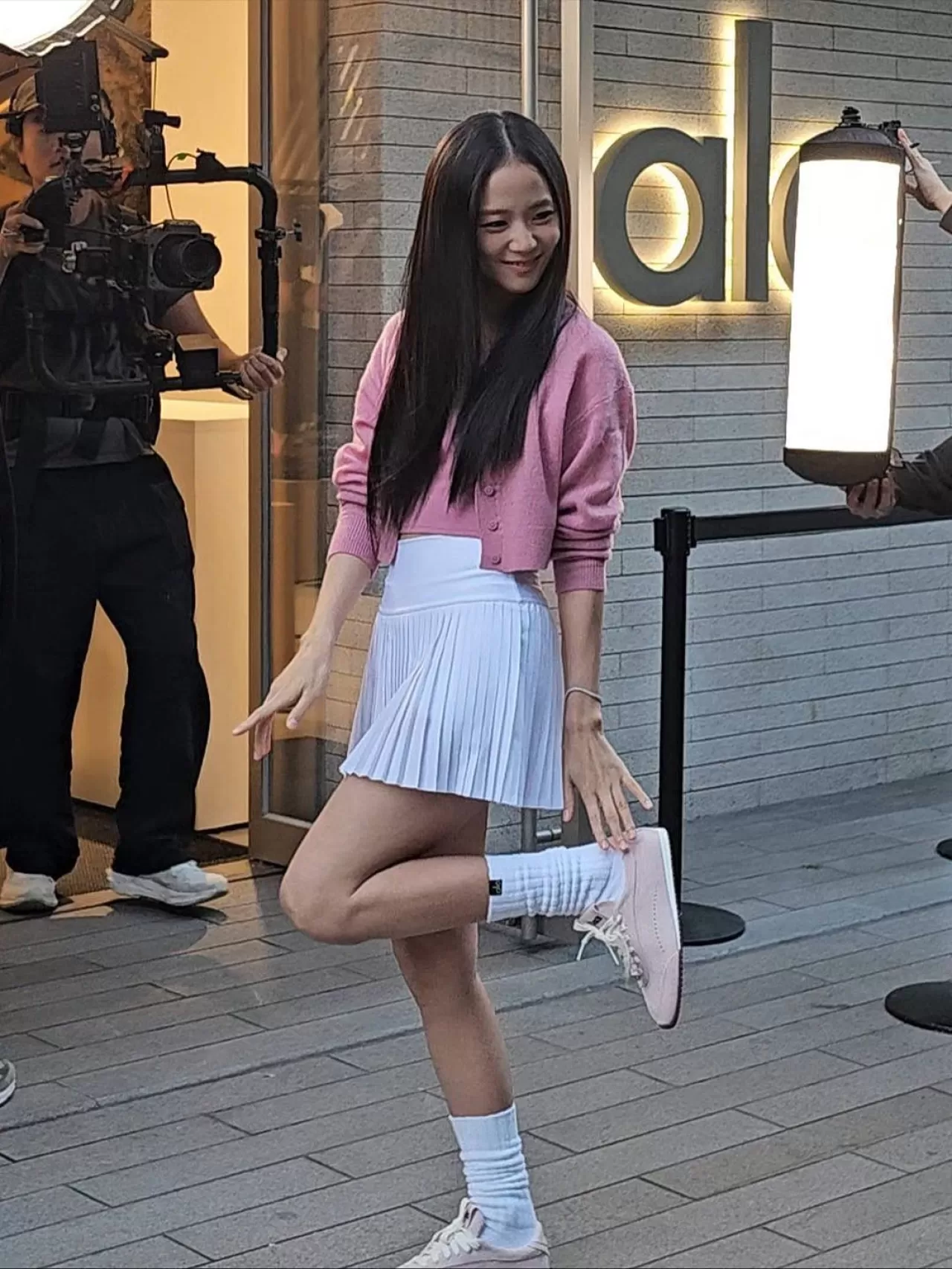 BLACKPINK Jisoo, Seul'deki ALO Dusan Pop-Up Mağazasında Hayranlarıyla Buluştu