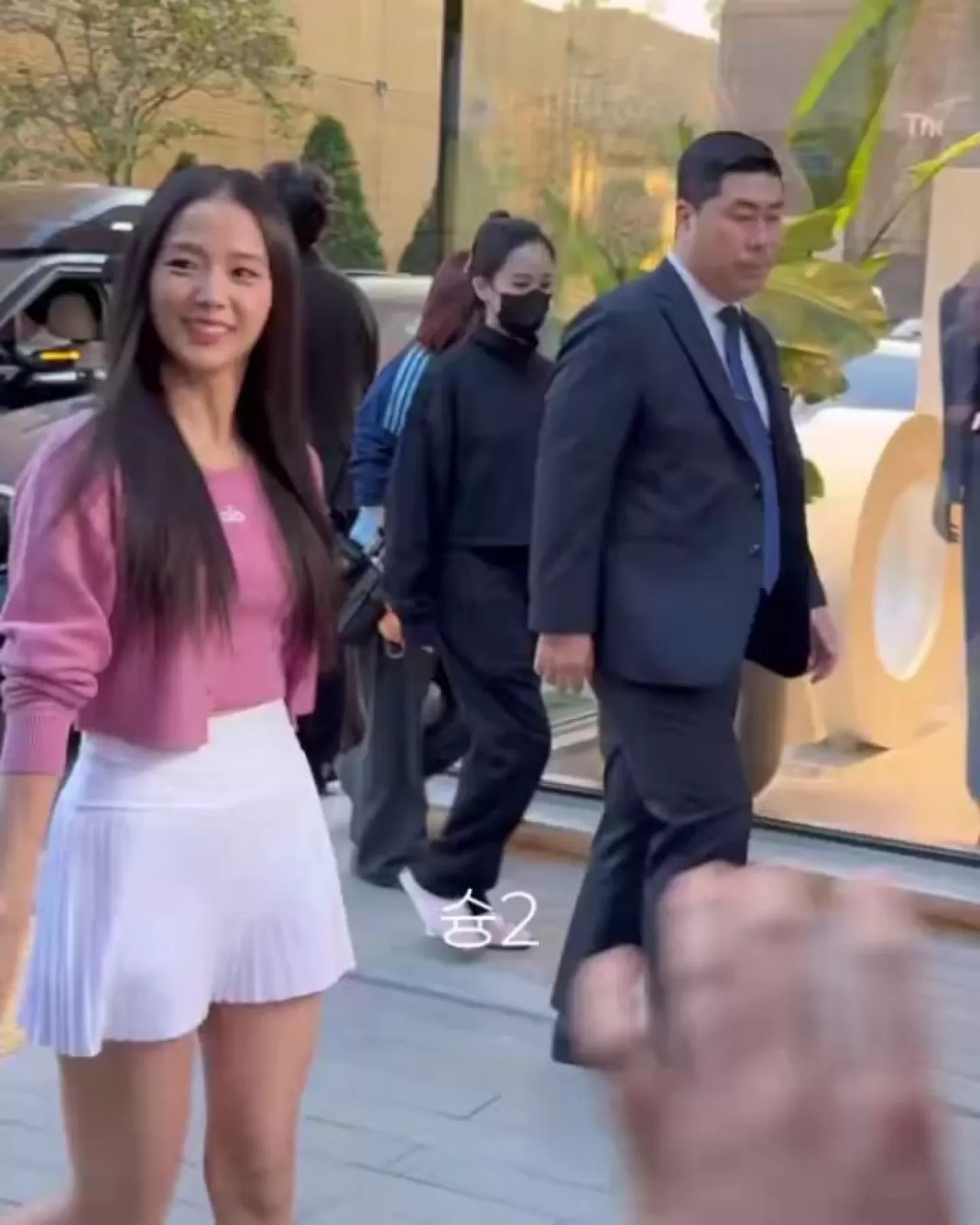 BLACKPINK JISOO, Kendi Tasarladığı 'Alo Sunset Sneakers'ı Tanıttı