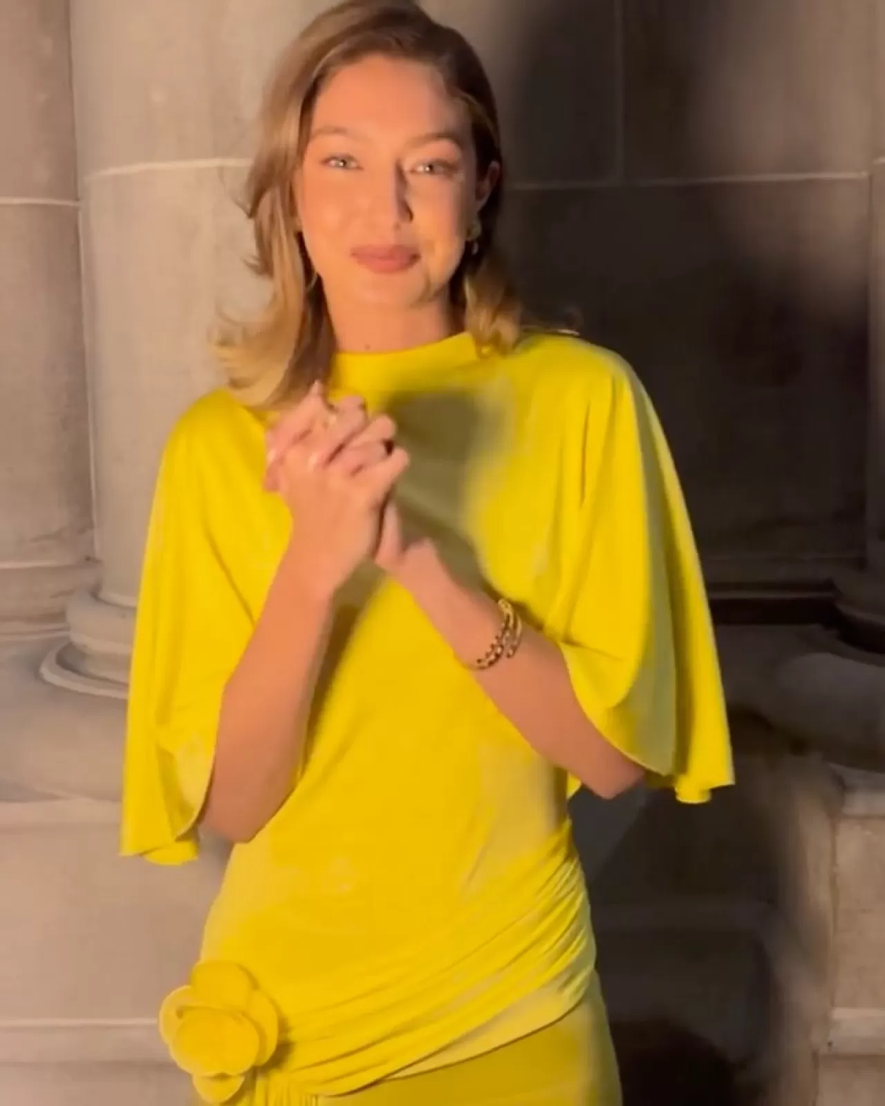 Gigi Hadid, Anne Hathaway'ı Altın Kalp Ödülleri'nde Onurlandırdı