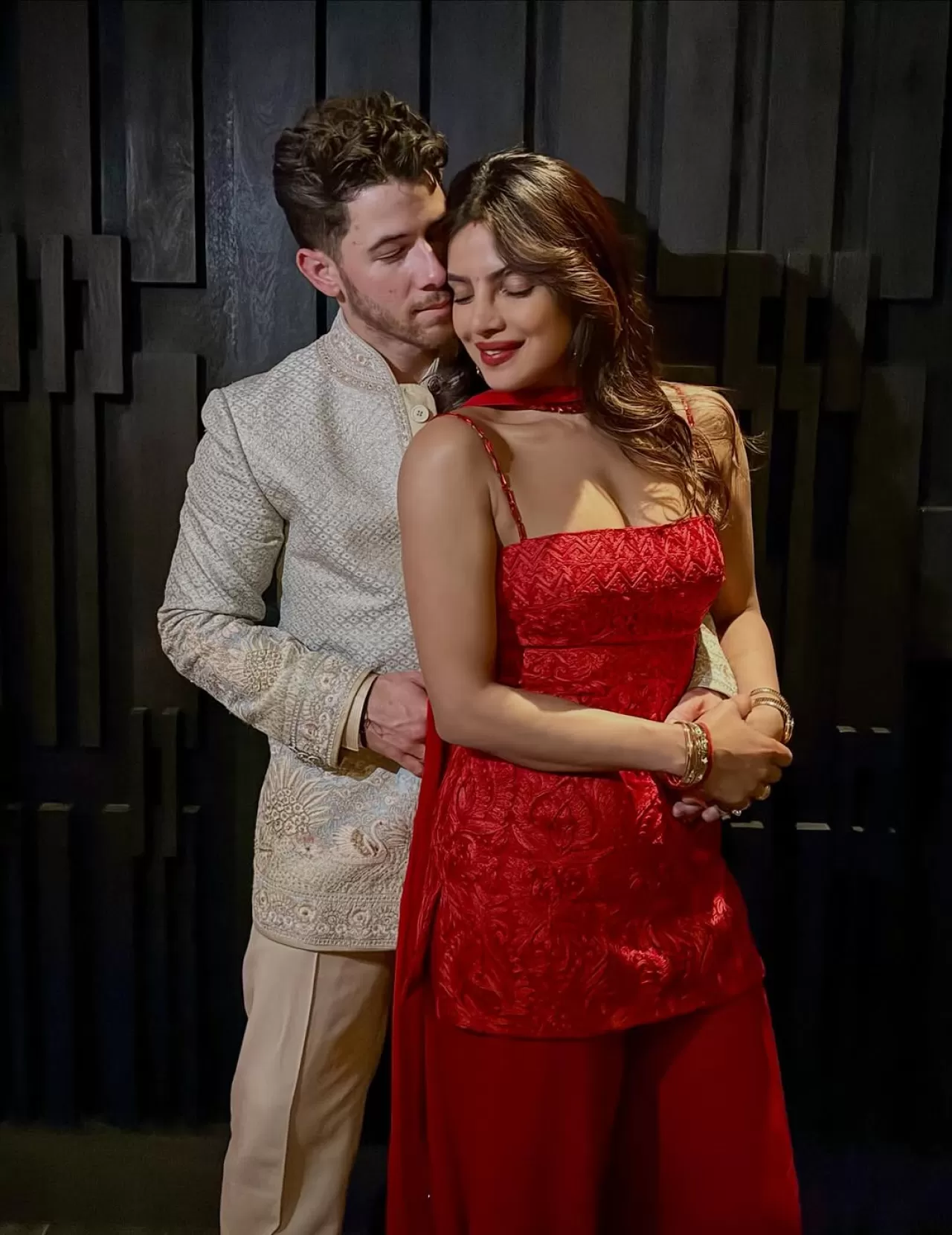 Priyanka Chopra Jonas, Diwali'yi Farklı Kültürlerden Dostlarıyla Kutladı