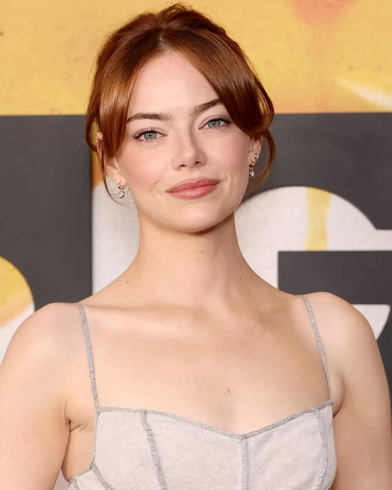 Emma Stone, "Bugonia" Filminin New York Galasında Louis Vuitton Giyindi ve Bohem Tarzda Bir Saç Stili Sergiledi