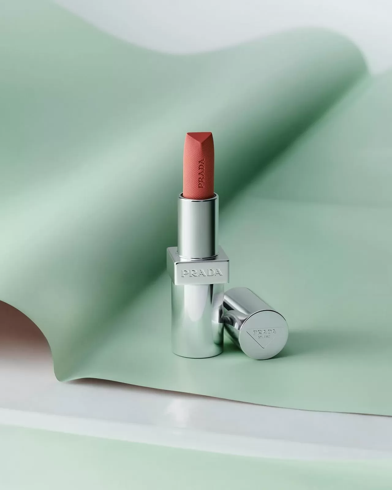 Prada Beauty, Yeni Monochrome Soft Matte Ruj Koleksiyonunu Piyasaya Sürecek