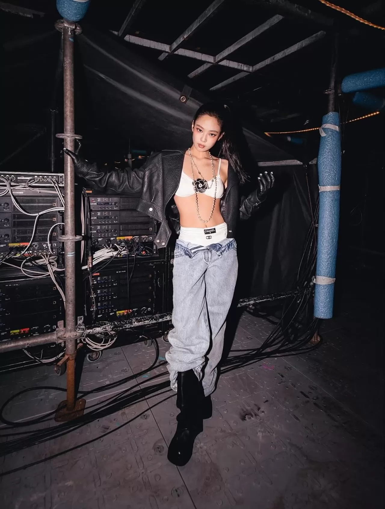 BLACKPINK Üyesi JENNIE, 1993 Chanel Koleksiyonundan Bir Takiyle Sahne Aldı