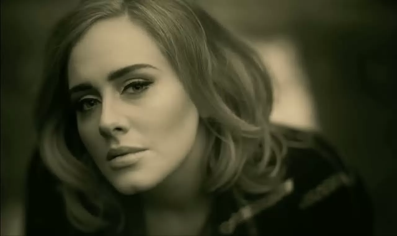 Adele'nin 'Hello' Şarkısı 10 Yaşında