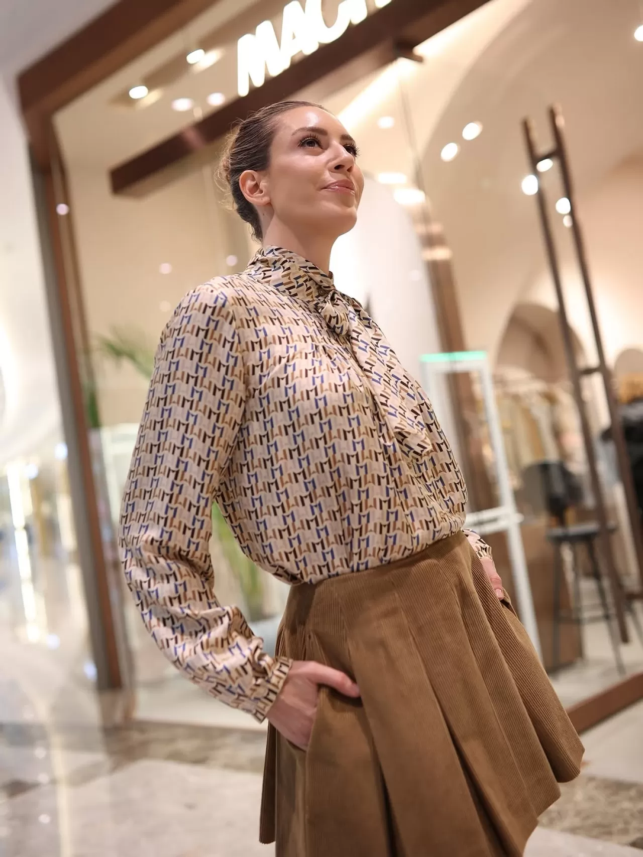 Sinem Kobal, İzmir'de Makyaj Markası için Özel Etkinlikte Sevenleriyle Buluştu