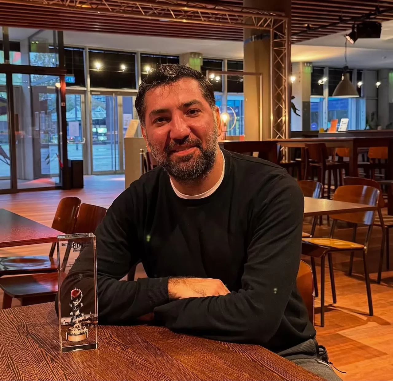 Ateş Berkay'ın Frankfurt Film Festivali Ödülü Sahnede Takdim Edildi