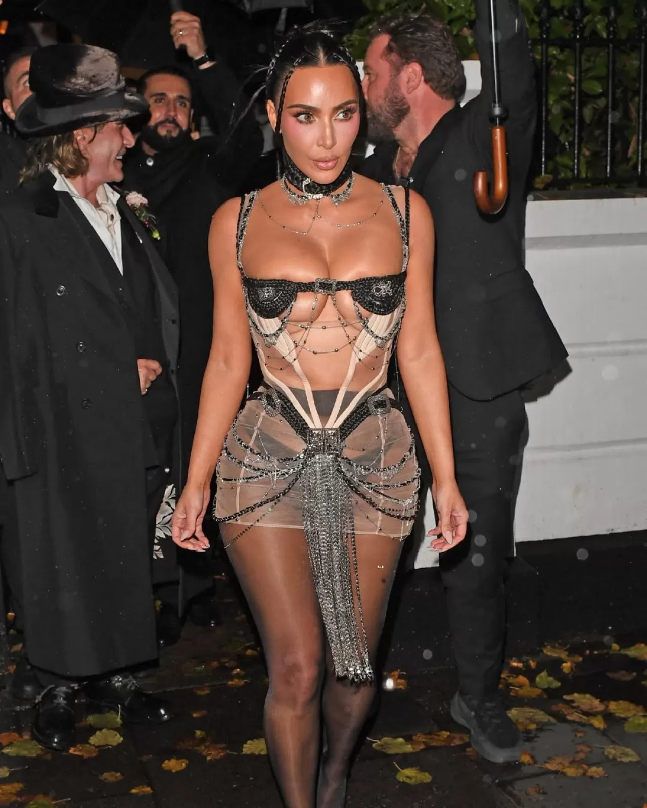 Kim Kardashian, 45. Yaş Gününü Londra'da İki Farklı Tasarım ile Kutladı