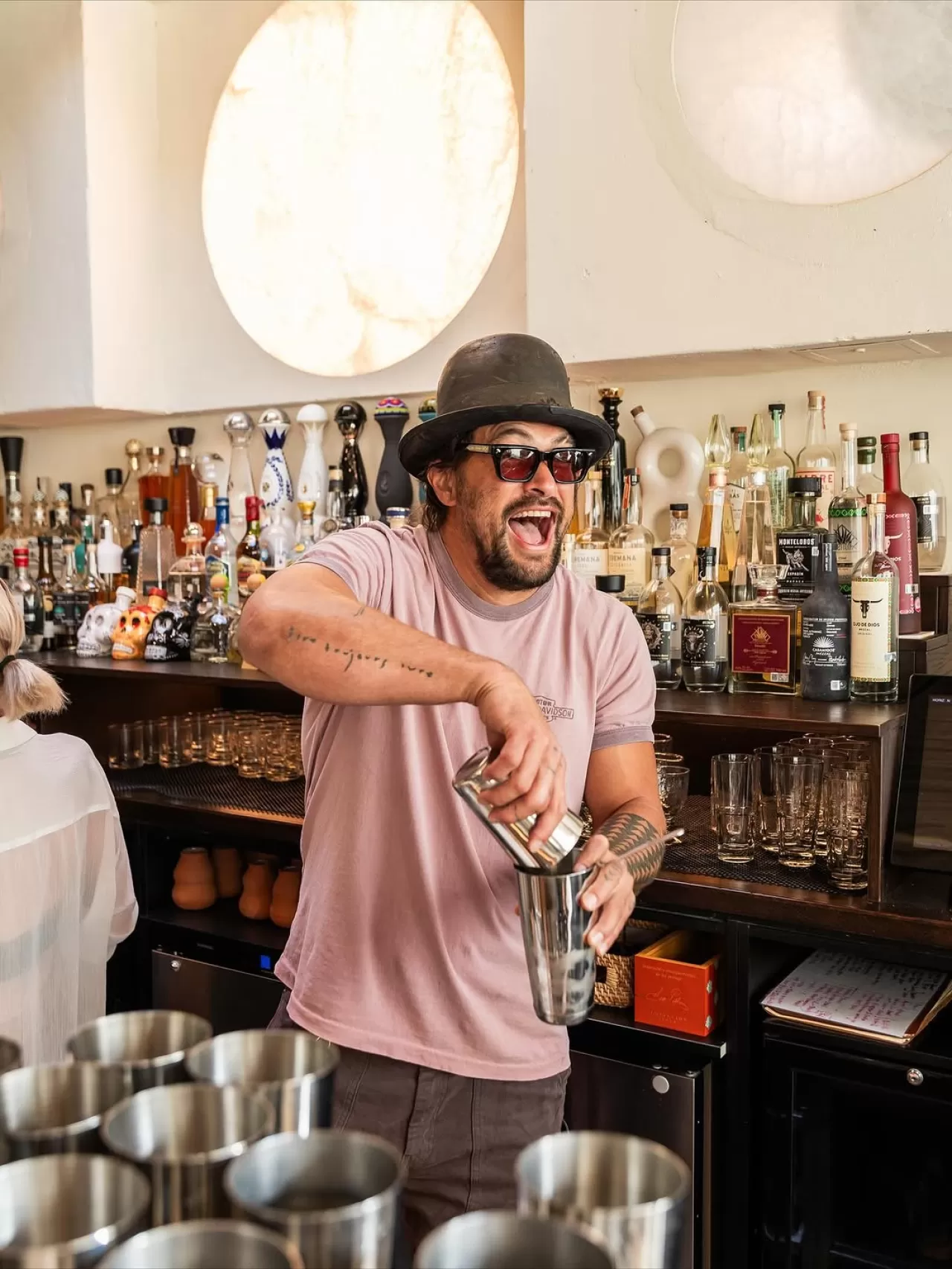 Jason Momoa, Meili Vodka ile Avcı Ayı Kutlamasında Özel Bir Etkinliğe Ev Sahipliği Yaptı