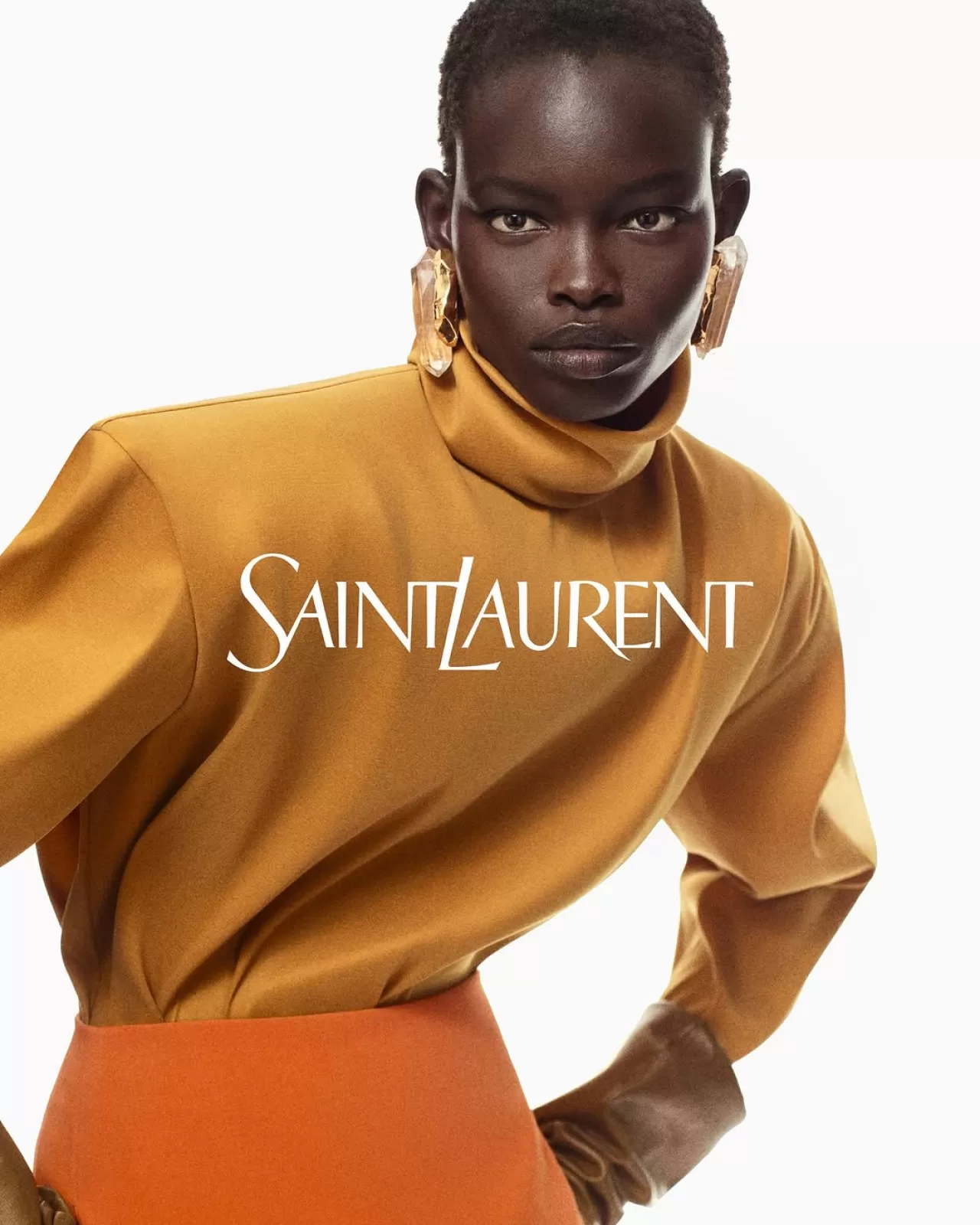 Anthony Vaccarello'nun YSL Kış 25 Koleksiyonu Tanıtıldı