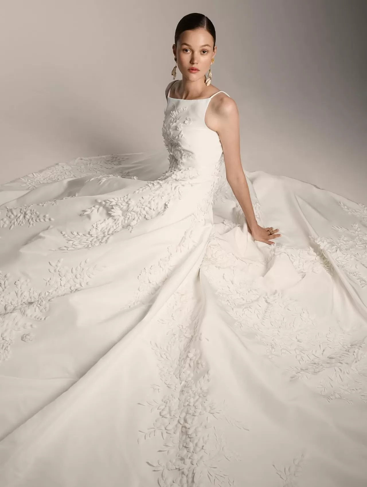 Oscar de la Renta'dan 2026 Sonbahar Gelinlik Koleksiyonu Tanıtıldı