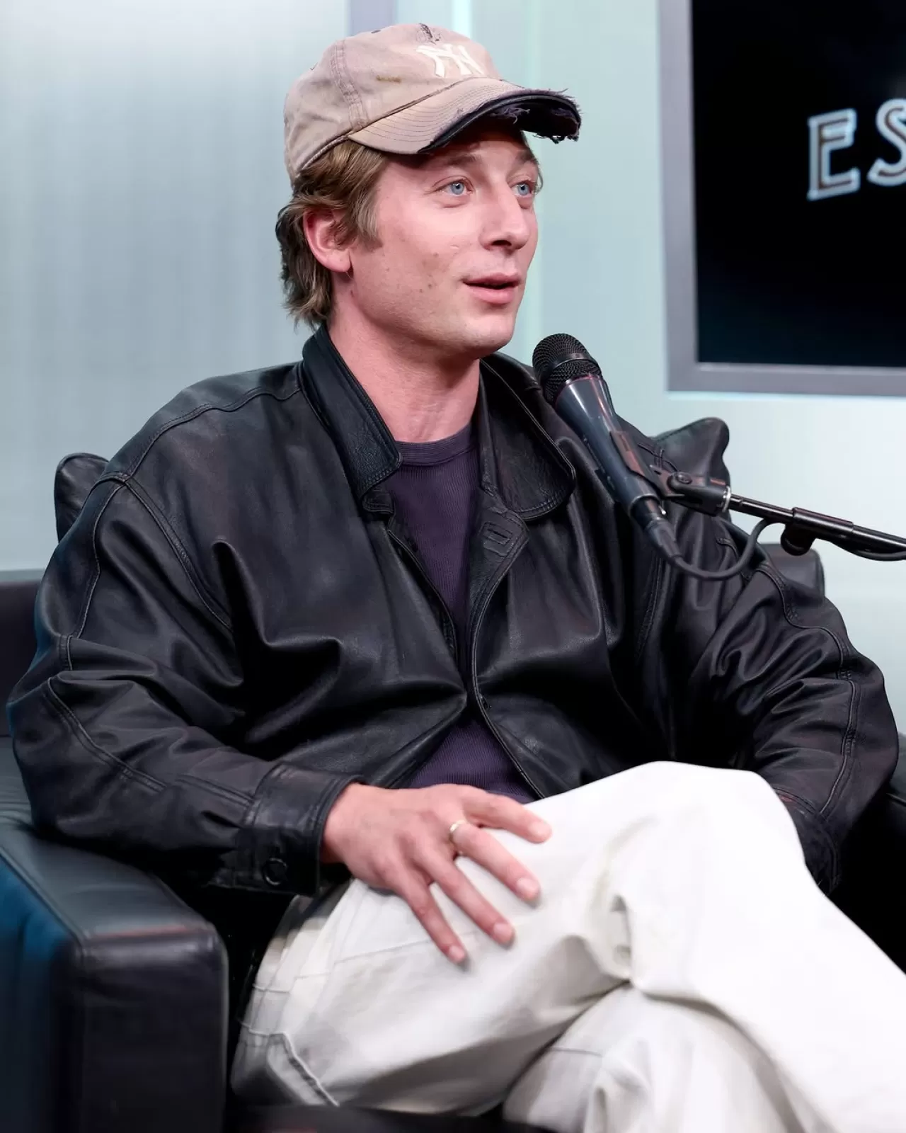 Jeremy Allen White, Mets Şapkasını Yankees Versiyonuyla Değiştirdi