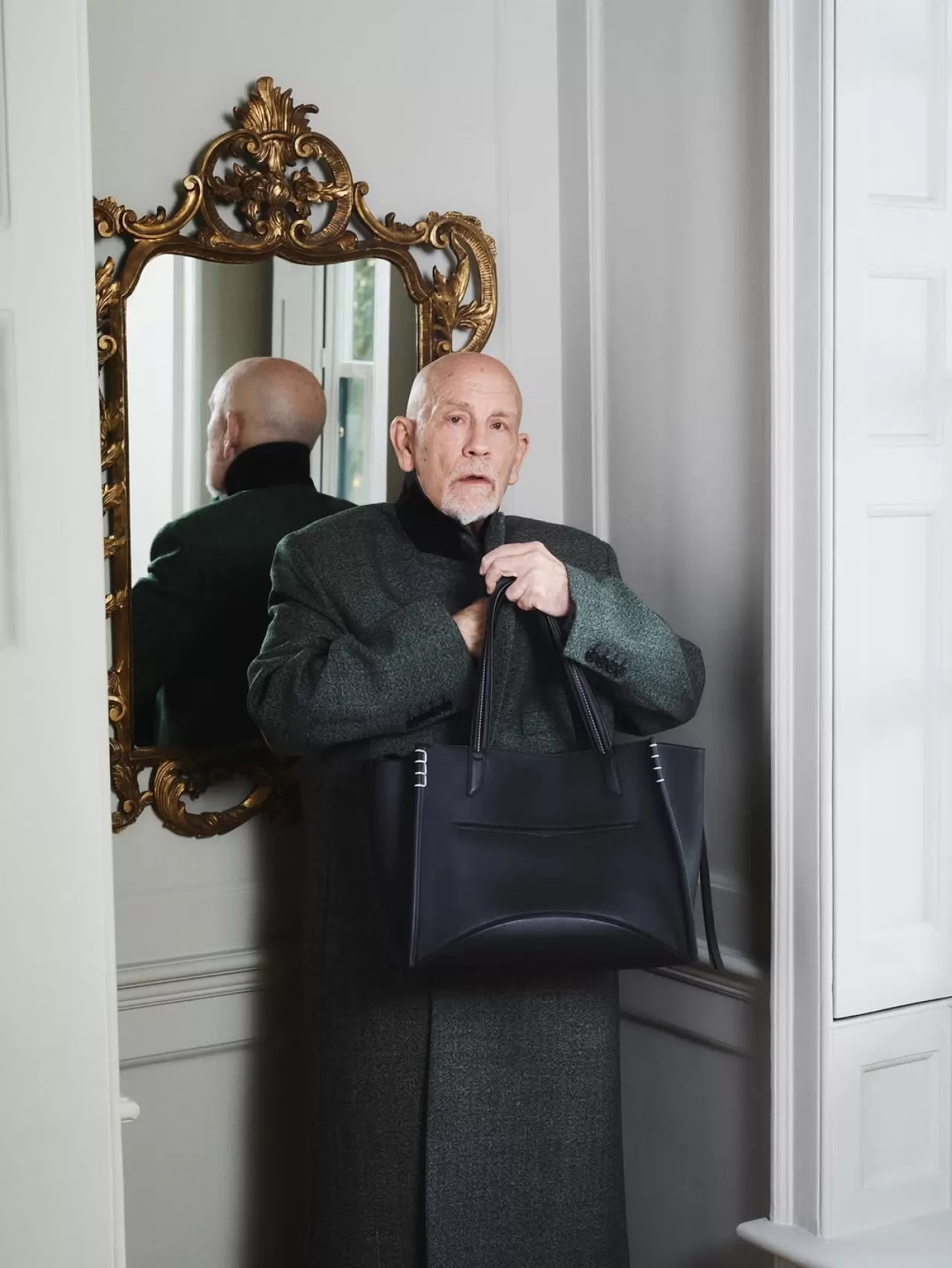 John Malkovich, JW Anderson'ın Loafer Bag Koleksiyonu için Objektif Karşısına Geçti