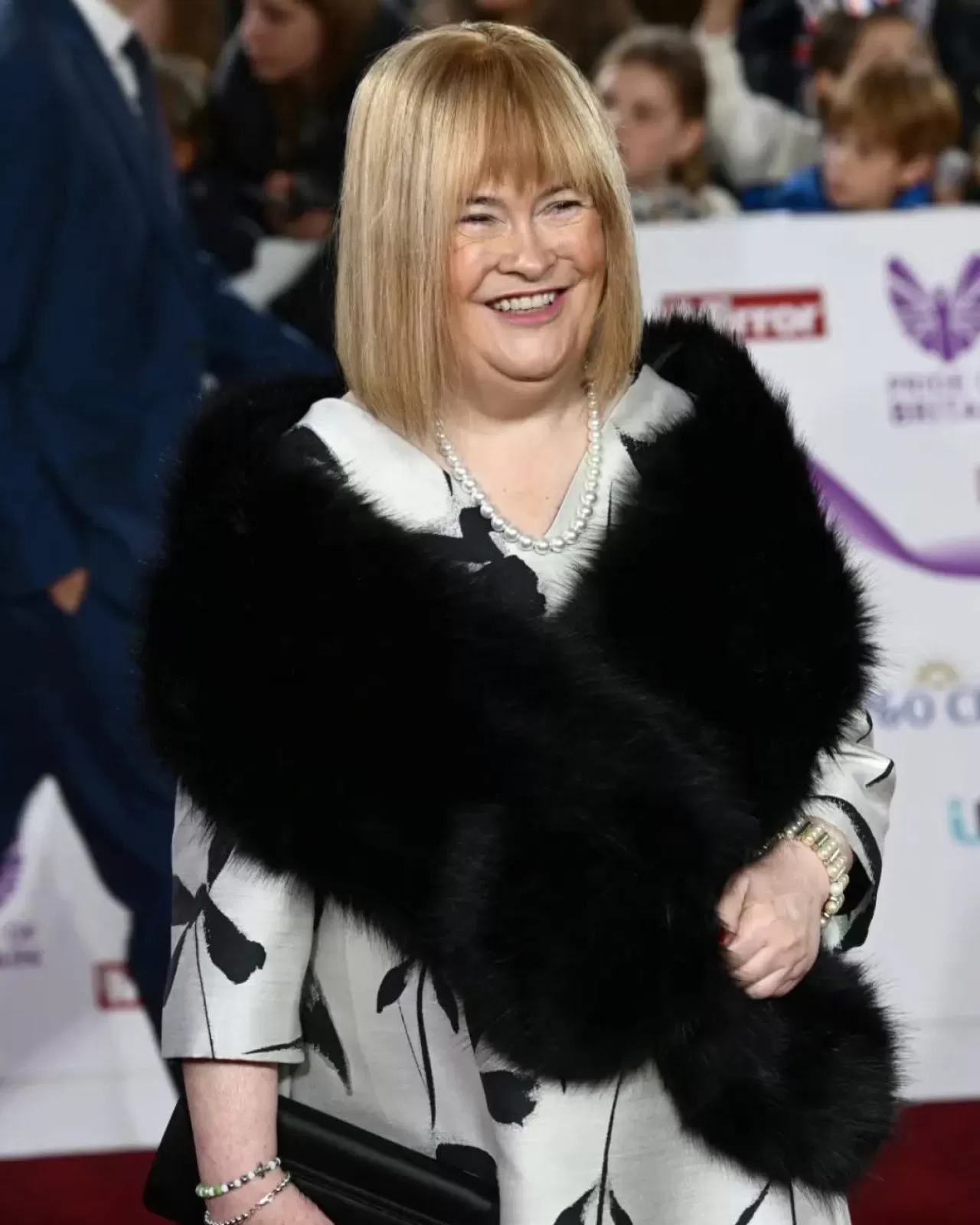 Susan Boyle Londra'daki Nadir Kırmızı Halı Görünümüyle Dikkat Çekti