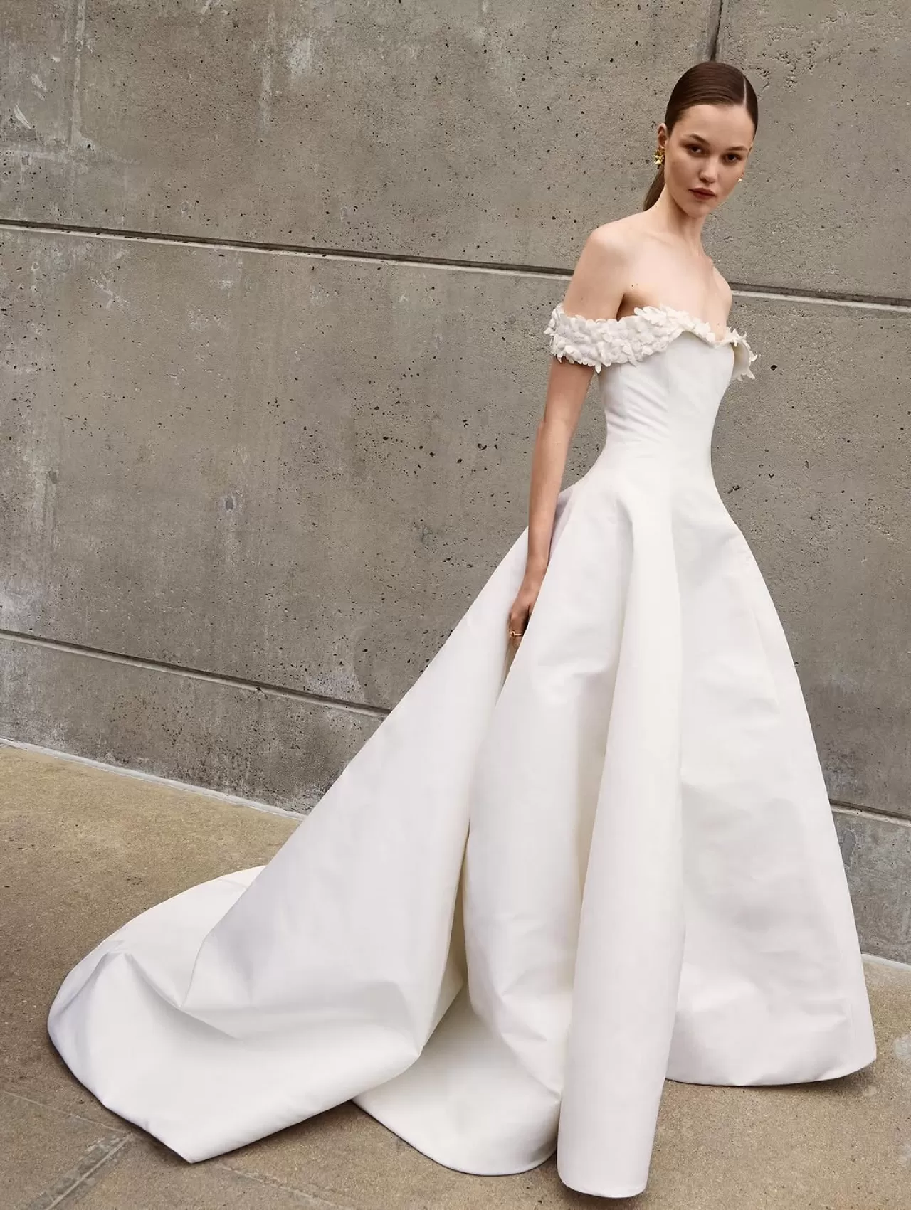 Oscar de la Renta, 2026 Gelinlik Koleksiyonu'ndan İhtişamlı Bir Tasarım Sunuyor