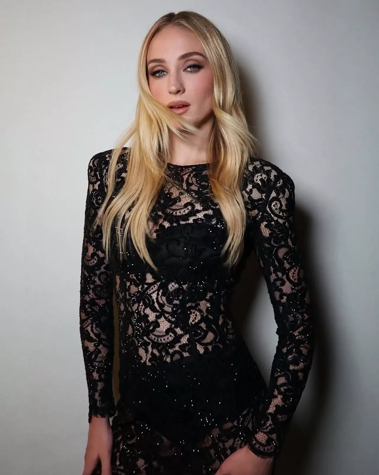 Sophie Turner, Stella McCartney'nin Kış 2025 Koleksiyonundan Bir Tasarımı Giydi