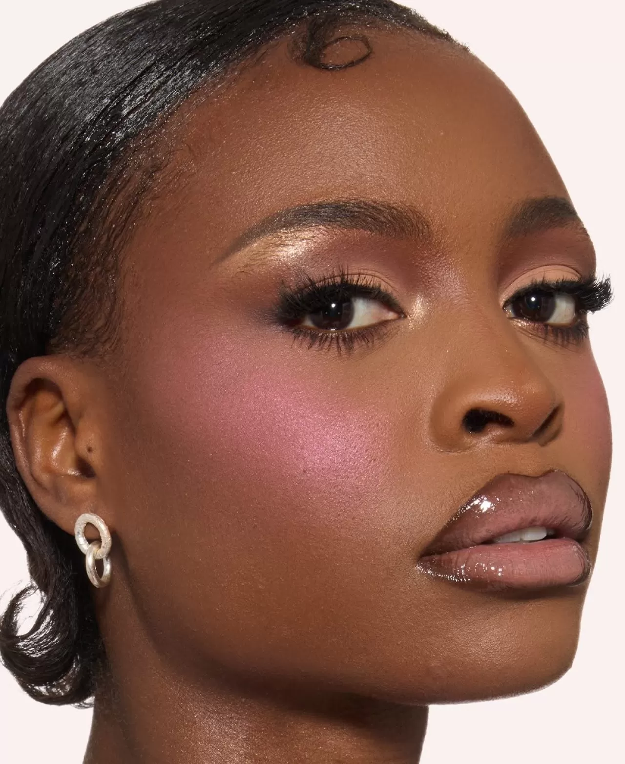 Huda Beauty, Yeni Allık Filtresi Paletlerini Duyurdu