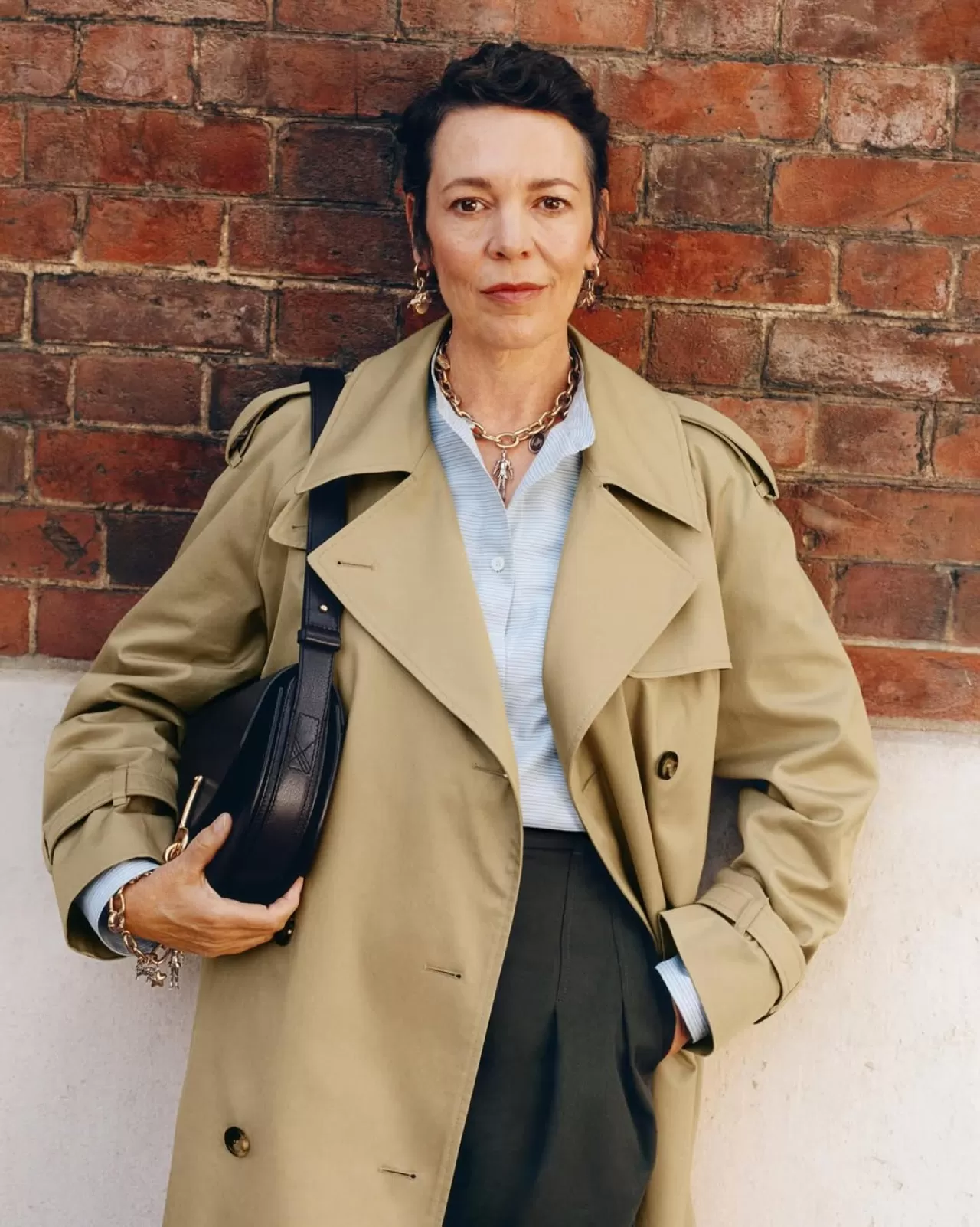 Olivia Colman, Londra'da Burberry'nin Yağmura Hazır İkonik Tasarımlarıyla Görüntülendi