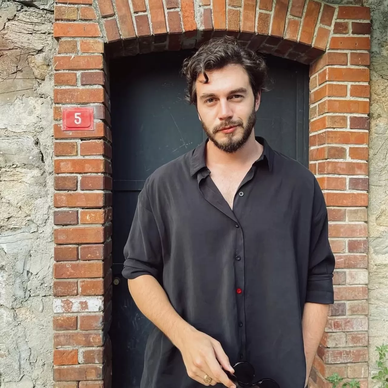 İsmail Ege Şaşmaz'ın Set Kazasında Parmağı Kırıldı, Ameliyat Oldu