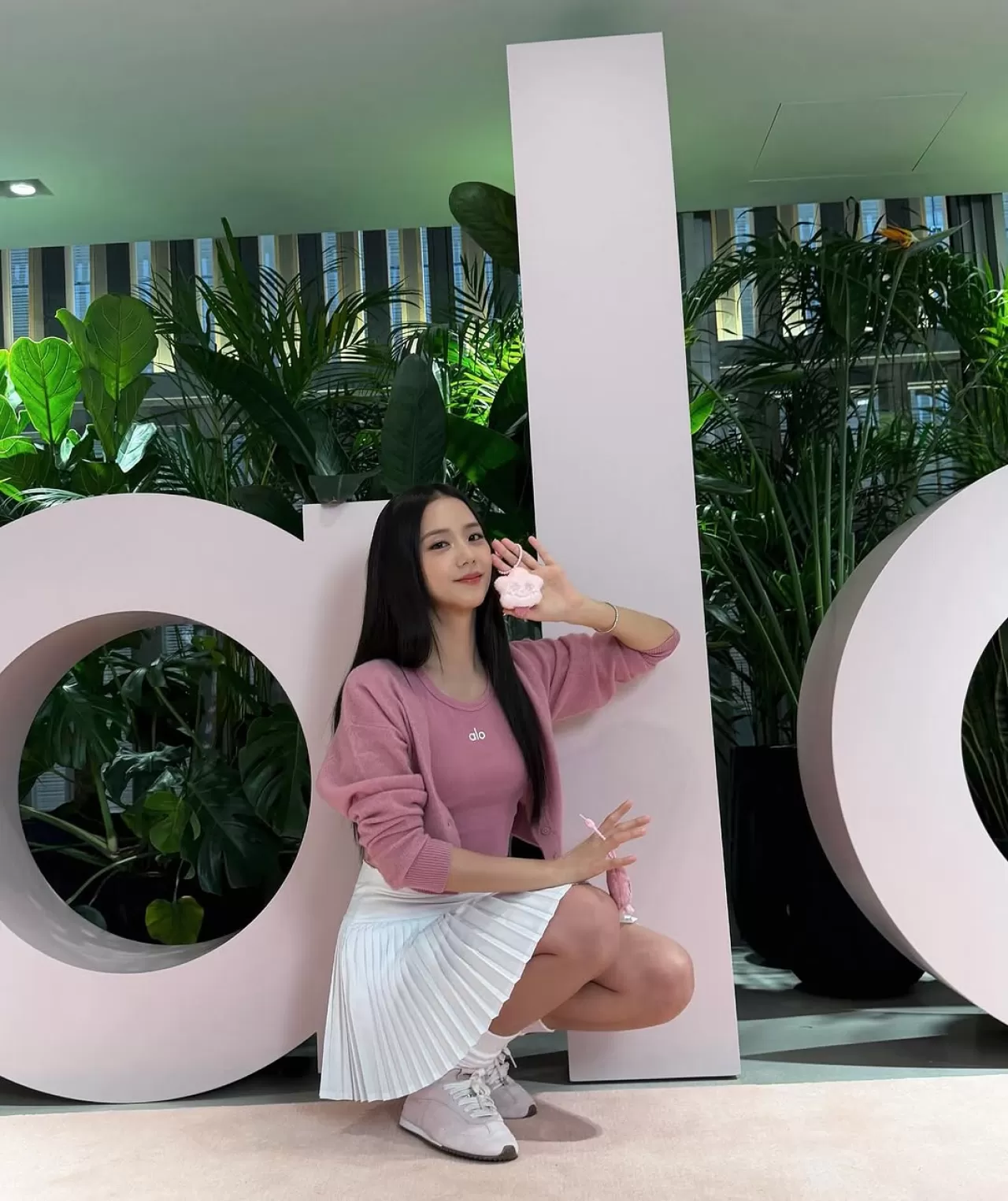 alo x Jisoo İş Birliği ile Marka 'Pink' Temasında Yenilendi