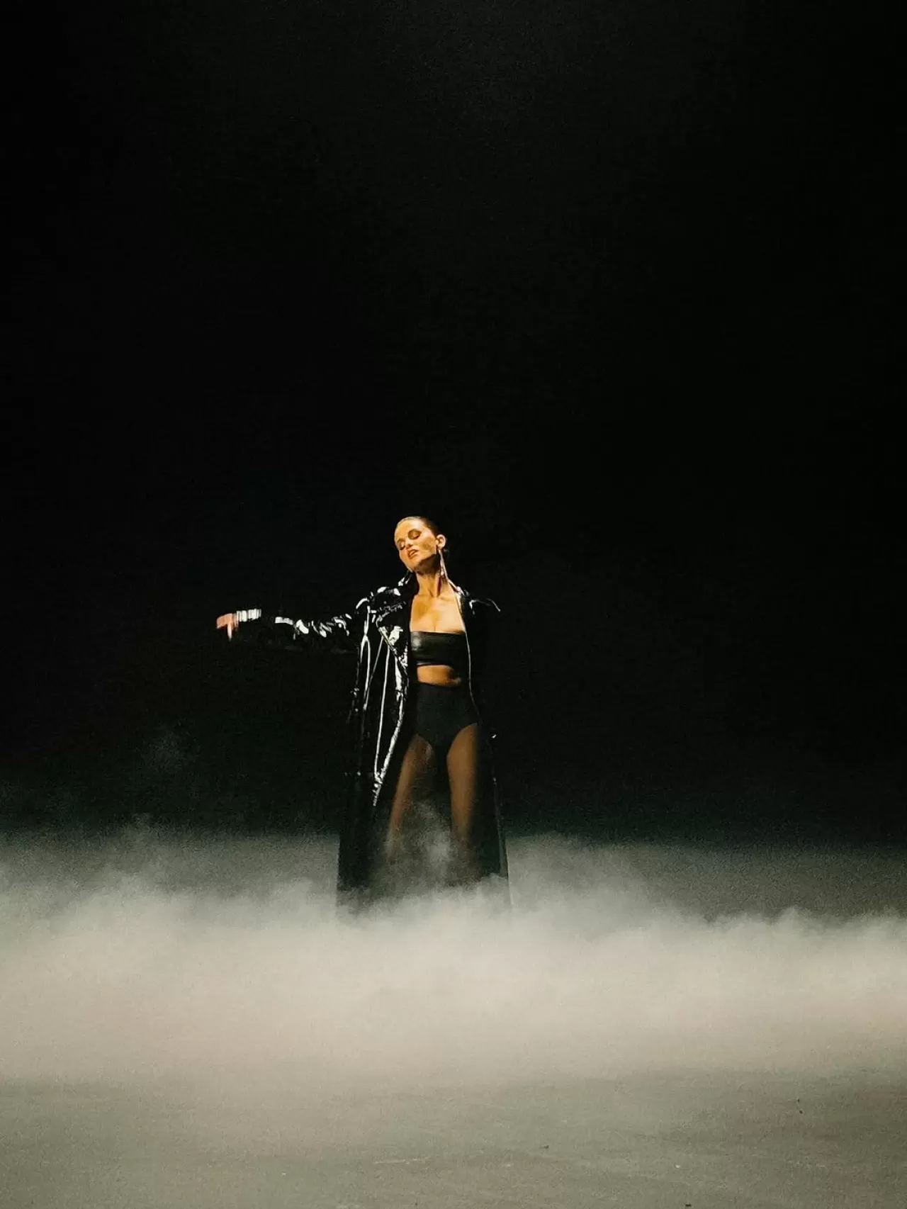 Selena Gomez'in Yeni Şarkısı "You're So Beautiful In The Dark" Dikkat Çekiyor