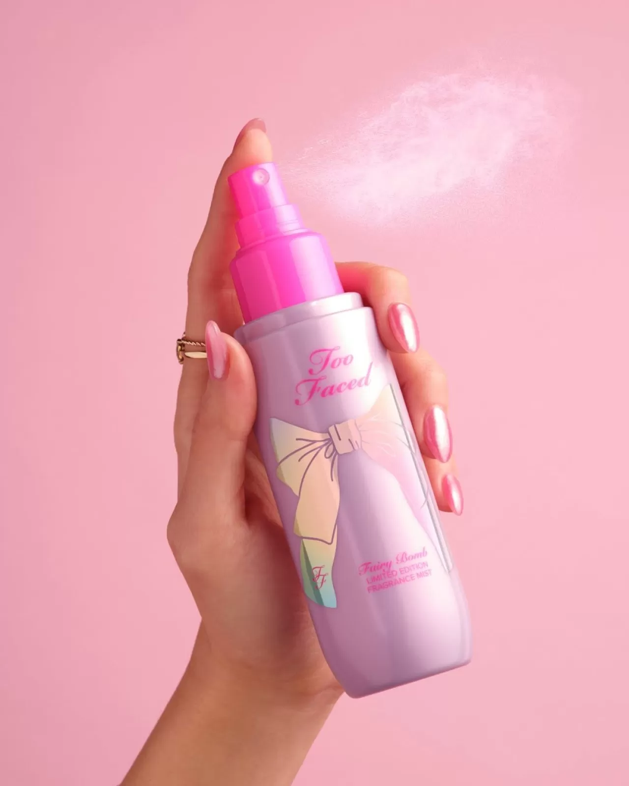 Too Faced, "Fairy Bomb" Adlı İlk Vücut Spreyini Lansmanını Duyurdu