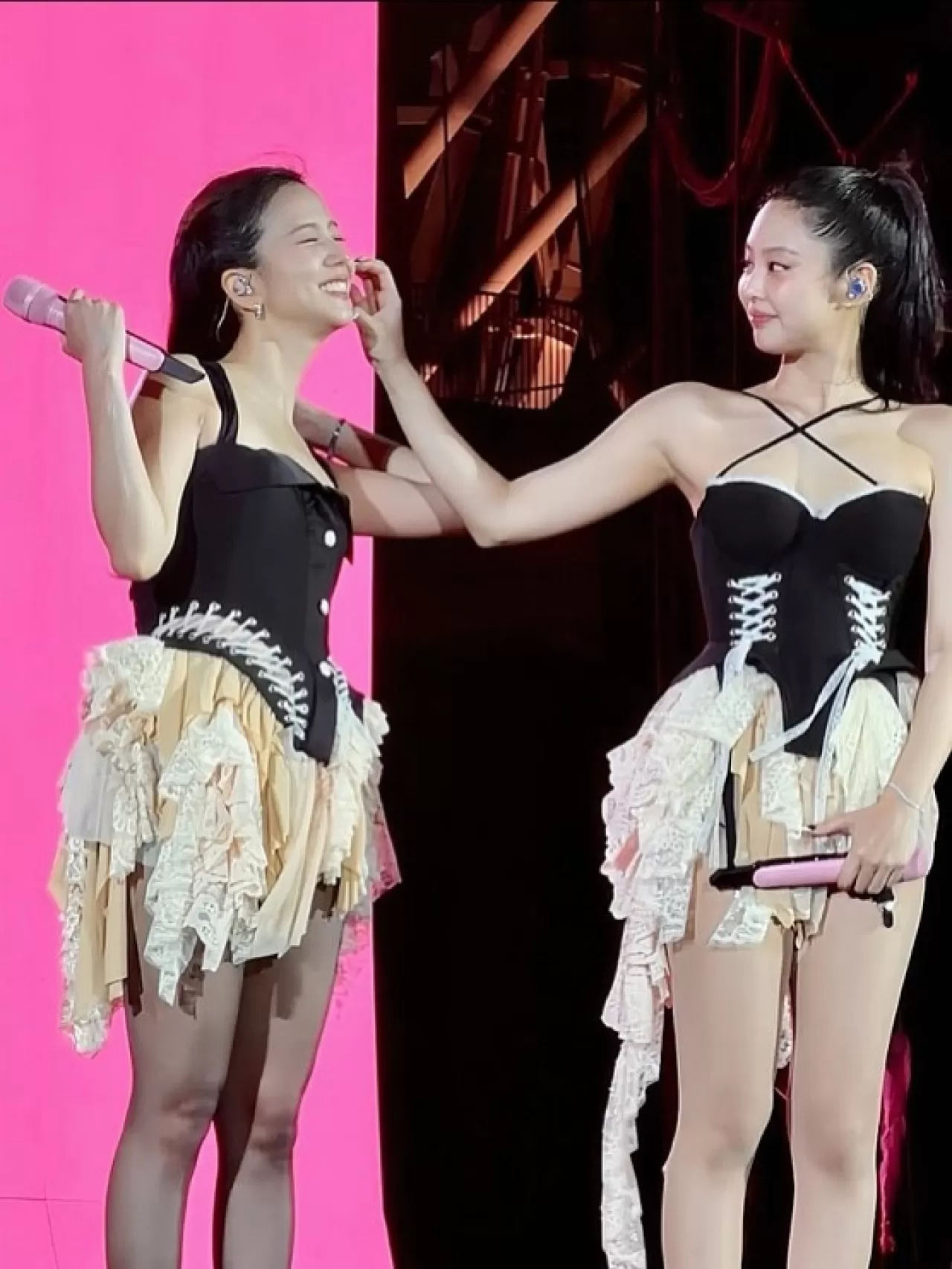 BLACKPINK Üyeleri Jisoo ve Jennie'nin Turne Kıyafetleri Hakkında Stilistten Açıklama