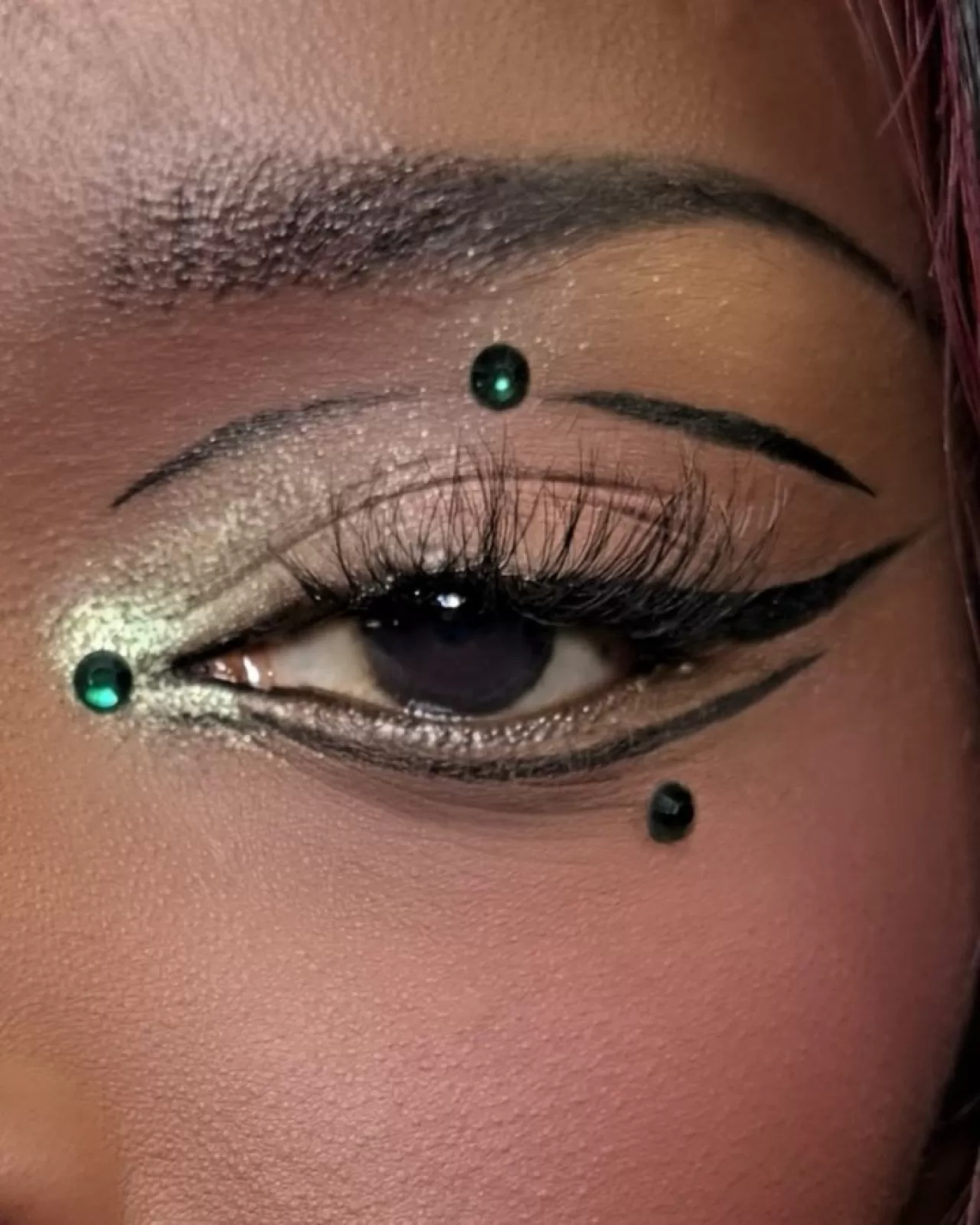 MAC Cosmetics'tan Cadılar Bayramı'na Özel 'Şeytani Glam' Makyajı