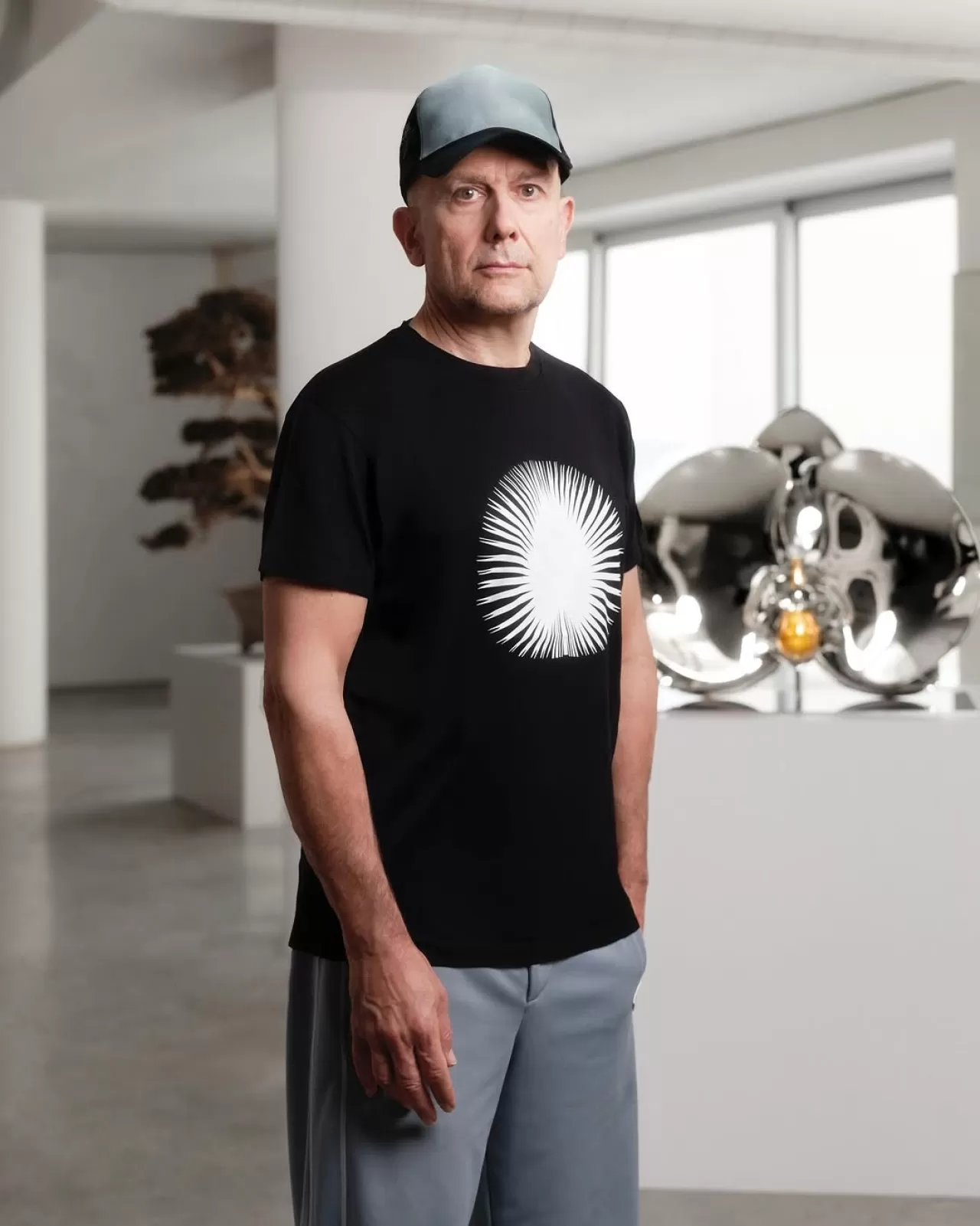 Marc Quinn, Dior'un J'adore İkonunu Çiçek Heykeline Dönüştürdü